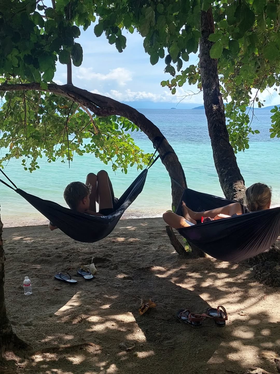 White sandy beaches, a hammock gently swaying, and the sound of the sea all around 🤍🌴
Raja Ampat is truly an amazing place for children too — endless nature, crystal-clear water, and freedom to explore. A little slice of paradise for the whole family.
#rajaampat #rajaampatisland #FamilyVacation #KidsTravel #TravelWithKids #FamilyTime #BeachDays #IslandLife #TropicalVibes #LittleExplorers #KidsOnVacation #FamilyAdventure #MakingMemories