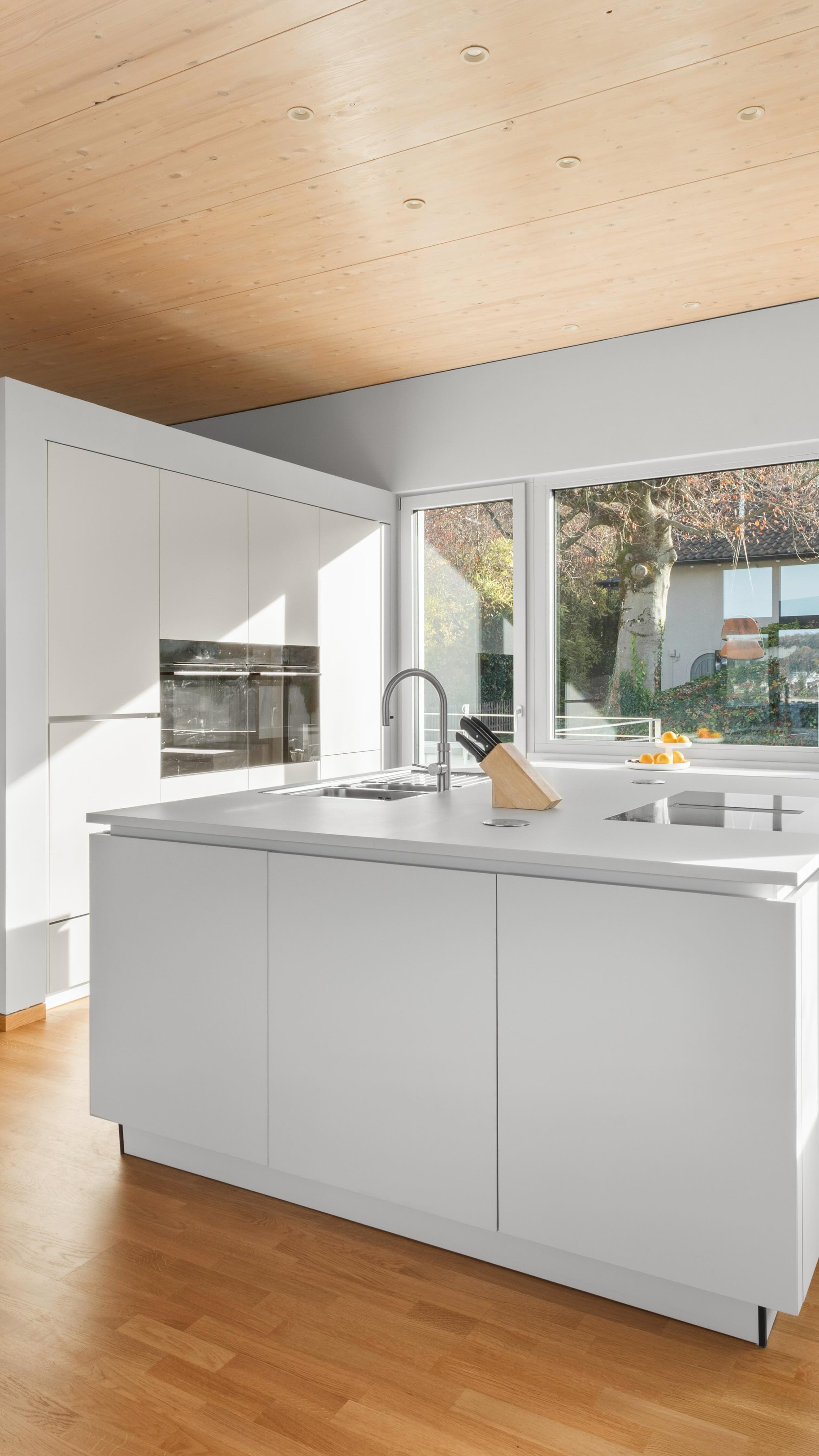 Eine Küche zum Verlieben
Für dieses Projekt haben unsere Kunden einen langen Anfahrtsweg auf sich genommen 🙏 – und das Ergebnis kann sich sehen lassen!
Alle Schränke im 60-cm-Maß für perfekte Symmetrie, ein warmes Satin-Farbkonzept und dank NCS-Messung exakt abgestimmte Wand- und Fensterfarben.
Holzboden & Holzdecke setzen den natürlichen Kontrast, und das Highlight: eine clever versteckte Backup-Küche.
Danke für die tolle Zusammenarbeit und danke an unser tolles Team für den großartigen Einbau der Küche!!
#küchendesign #maßanfertigung #interiordesign #farbkonzept #kücheninspiration #handwerkliebe #küchenhausfriedt #kraichgau #eppingen #heilbronn #sinsheim #karlsruhe #bruchsal #pforzheim #küche #kitchen #hausbau #rennovation #satin #häckerküchen #satin #kücheninspo #kücheninsel