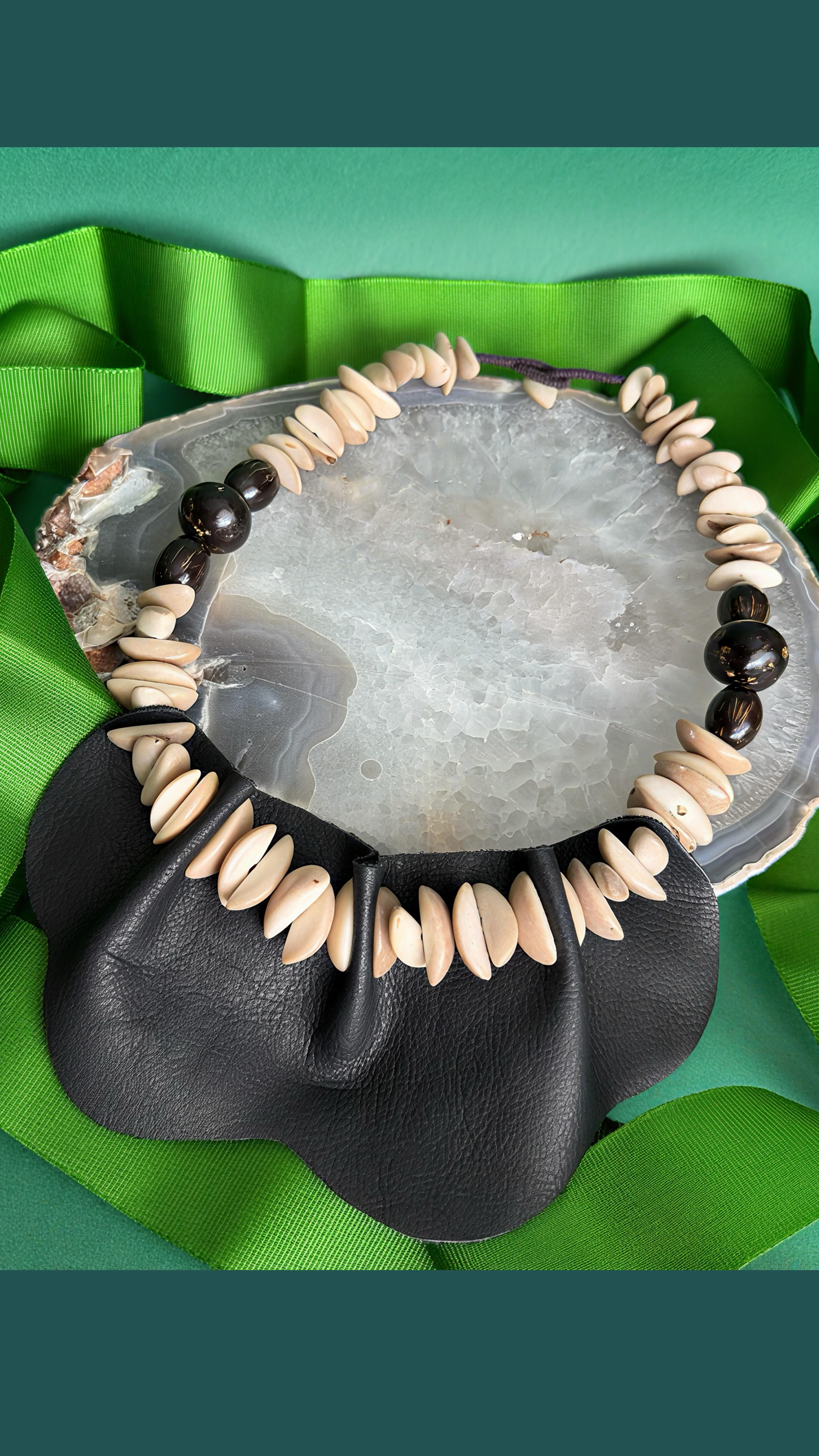 Para brilhar e mimar neste Natal, presenteie com esse colar da nossa Coleção Couro que carrega força e a beleza da natureza e arte manual de excelência.
Feito em couro bovino preto e sementes da Amazônia e do cerrado.
Acesse o nosso site pra dar tempo de receber esse presente e aproveite, ainda, o FRETE GRÁTIS para compra de quaisquer produtos pronta entrega.
#luxosustentavel
#elegancianatural
#biojoiasexclusivas