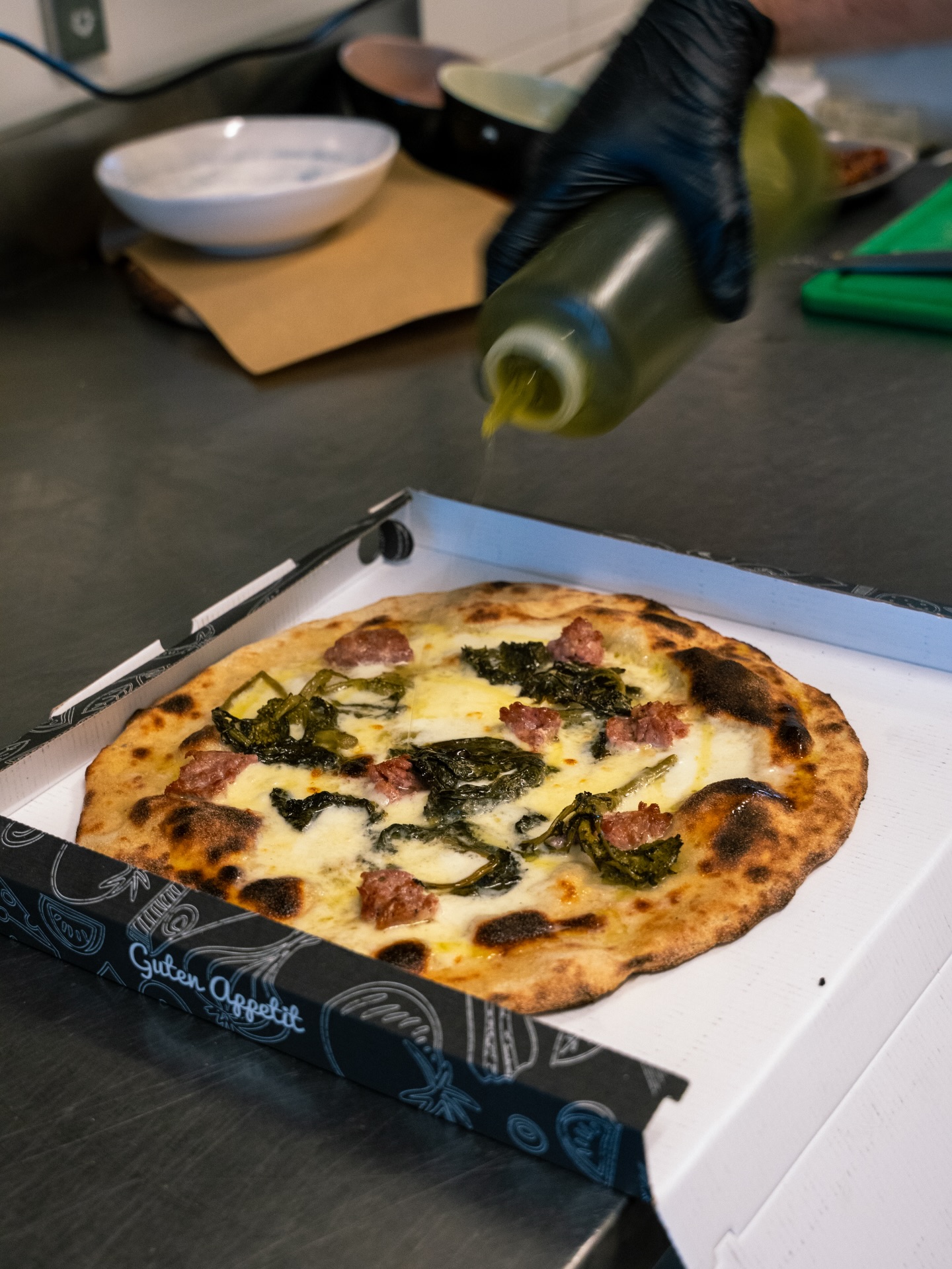 Fresh out of the oven and finished with a drizzle of rich olive oil — this is how real pizza should look. 🍕🔥
Crispy crust, melted cheese, juicy toppings… pure perfection in every bite.
Craving this yet? 👀✨
#PizzaLovers #Foodie #AuthenticPizza #ItalianFood #FoodTiktok #CheeseLovers #FreshFromTheOven #FoodPorn #GourmetPizza #TastyEats