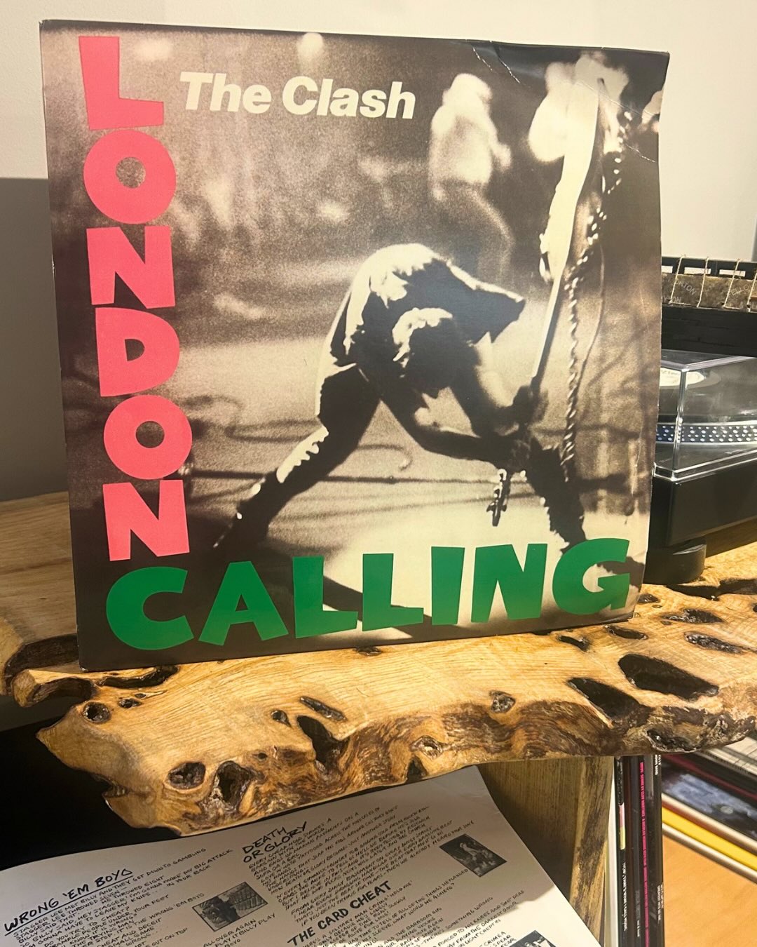 š¶ Record of the Month:
London Calling - The Clash
A gift from open mic connoisseur, bar stool legend, and fellow 70s punk music fan @nathanfitzzzz
A fantastic album of energetic punk, but also bouncing between ska, rockabilly and reggae influences.
So if you fancy setting a different (and albeit heavier) vibe than whatās found in other barbershops this December, grab yourself a drink and set this one playing on your next visit š