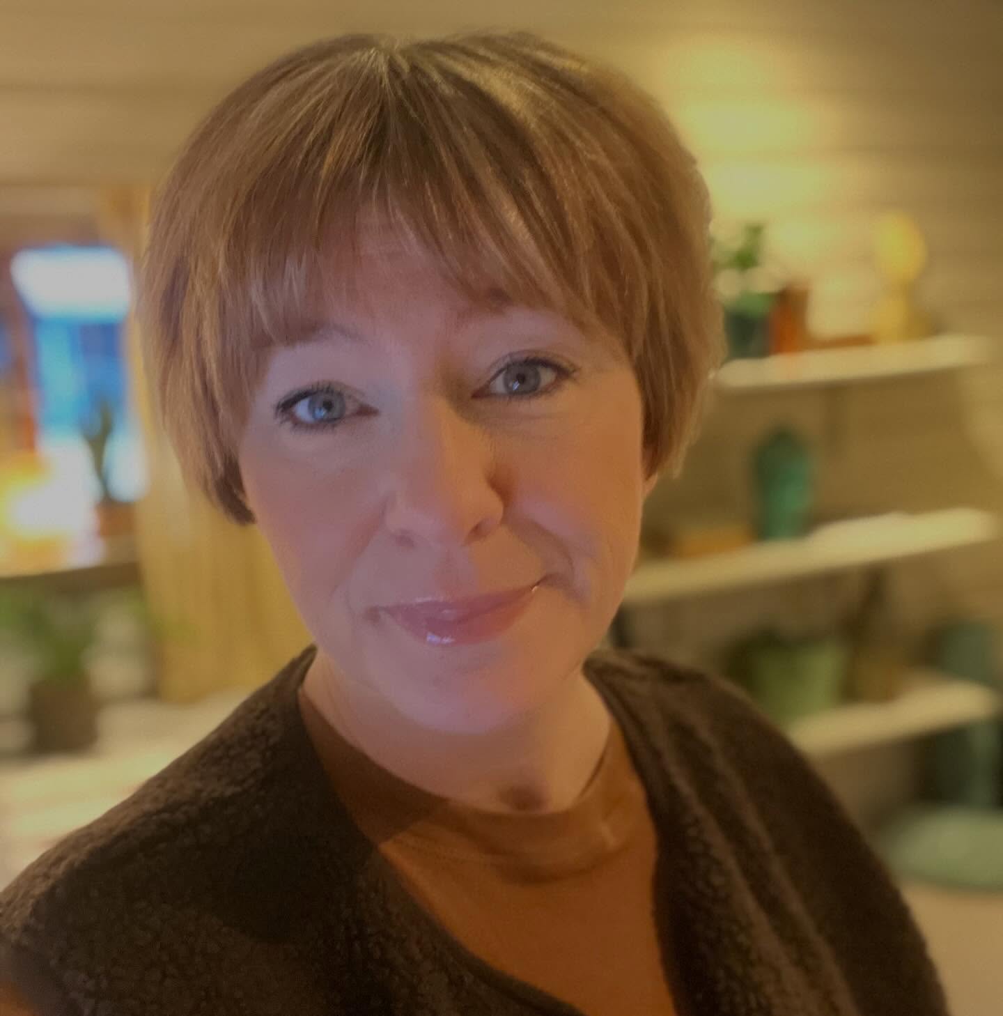 Att växa upp i, att leva med och i dysfunktionella destruktiva miljöer och familjer påverkar oss i massor.
Det kan göra dig ytterst medveten om dig själv.
Om ditt sätt att vara, göra och vad du presterar.
Om vad du kan, hur du ser ut, hur du pratar, vad du säger.
Utbildning och jobb.
Du blir duktig på att dölja dig och ditt innersta.
Duktig på att anpassa dig till andras rätt, röst och förutsättningar.
Leva efter andras sanningar för din egen sanning och röst har sedan länge drunknat i andras röster.
Dina behov blir att tillgodose andras behov.
Det vilar ett tungt ok. Ett stort ansvar. Ansvaret för att upprätthålla och överbevisa för omgivningen att du är bra, minst lika bra som alla andra.
Även om du inte tror på det själv.
Det går åt mycket tid och energi till att skapa en version av dig som accepteras.
Som det inte pratas om eller får andra att tycka något om. Annat än gott förstås.
Att leva med skam över sin situation, oavsett uppväxt i en miljö med beroendeproblematik och missbruk, våld, vanvård, ohälsa, fattigdom, sjukdom av olika slag eller om du senare i livet landar i andra destruktiva relationer och förhållanden.
Får oss att tro att vi är udda och annorlunda, ovärda och inte har rätt till samma respekt och möjligheter som andra.
Att det kräver att du ger mycket mer än allt.
100% är aldrig tillräckligt.
Att vara duktig blir ledord.
Det finns inte utrymme att misslyckas eller inte nå hela vägen.
Men allt det här äger rum i i vår egen uppfattning, i våra egna fördomar och våran tro och vår bild av oss och vår situation.
Det här är konsekvenser av medberoende.
Konsekvenser av att bära kulturen av skam vidare.
En skam som inte är din att bära.
Behöver du stöd? Jag har plats och tid för dig ✨
Och med det sagt önskar jag dig en riktigt fin helg 💫
#käraanhörig
#anhörigstödakwarnerud
#samtalsterapisundsvall
läkandesamtalankarsvik