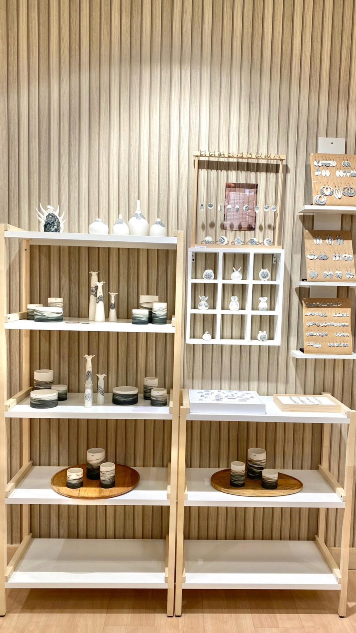 Manon Lacoste, ses créatures en céramique, mais aussi des bijoux et une gamme utilitaire #toursmetropole #galerienationaletours #lechoppe_ephemere_37 #boutiquesecreateurs #tourscentre #ceramistes #céramiste #manonlacoste #manonlacosteterreetsonges