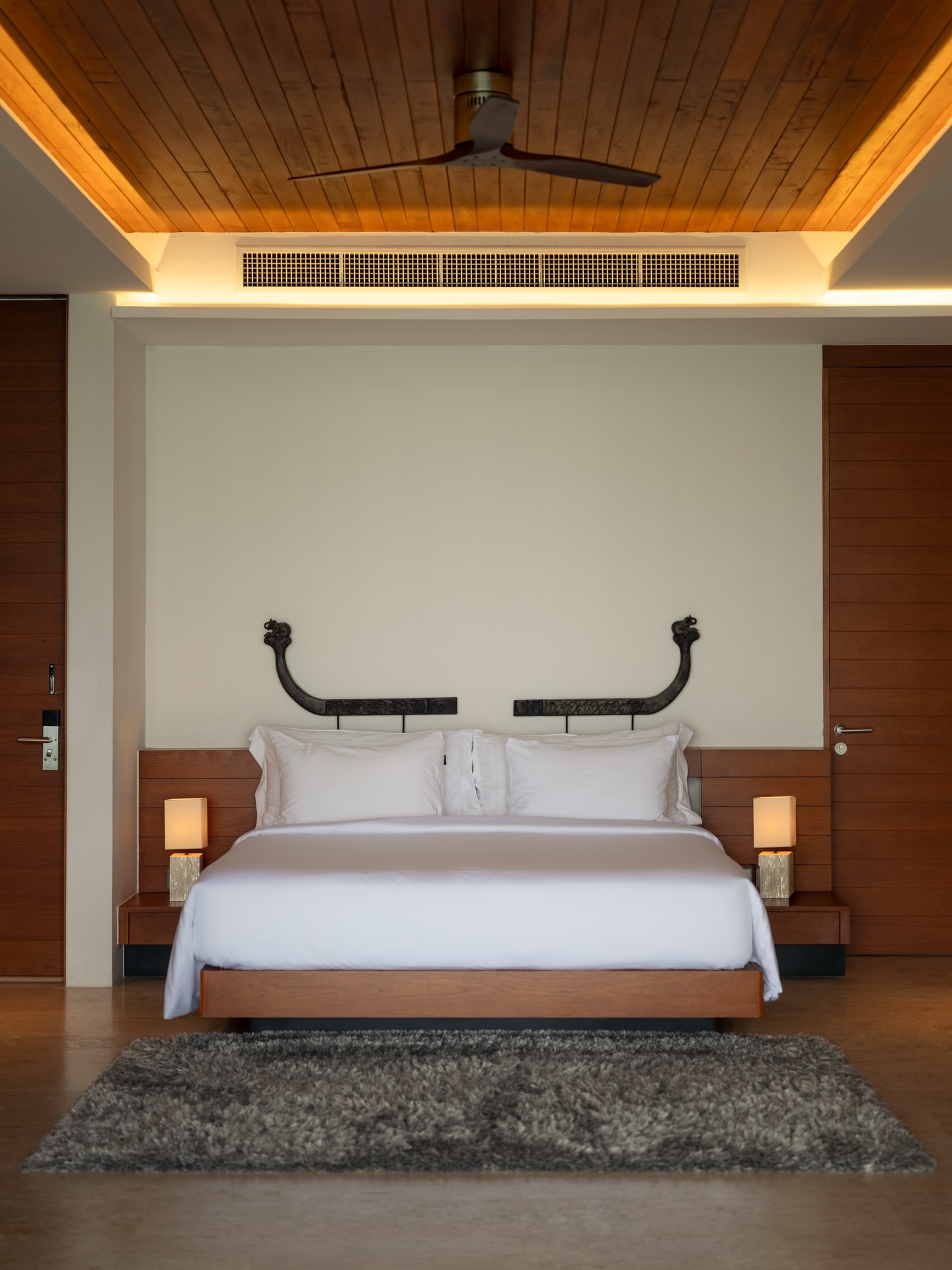 A private sanctuary shaped by light and wood.
Maya Anda Villa
#Bluesiam #mayaandavilla #bluesiamvillas #phuketvilla #surinbeach #phuket