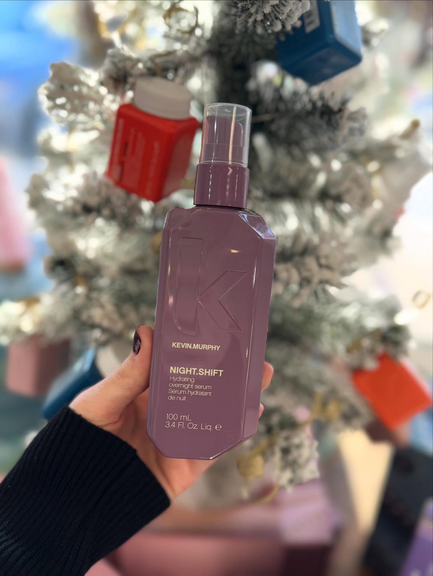 PRODUCT OF THE WEEK ✨ NIGHT SHIFT SERUM ✨
Turn sleep into hair care with NIGHT.SHIFT. This deeply nourishing overnight serum, made with Hyaluronic Acid and antioxidant-rich Australian Kakadu Plum, delivers up to 12 hours of hydration* as it absorbs into the hair. Wake up to smoother, stronger, more manageable hair by morning—no rinsing needed!
#kevinmurphy #km #lovekm #haircare #hair