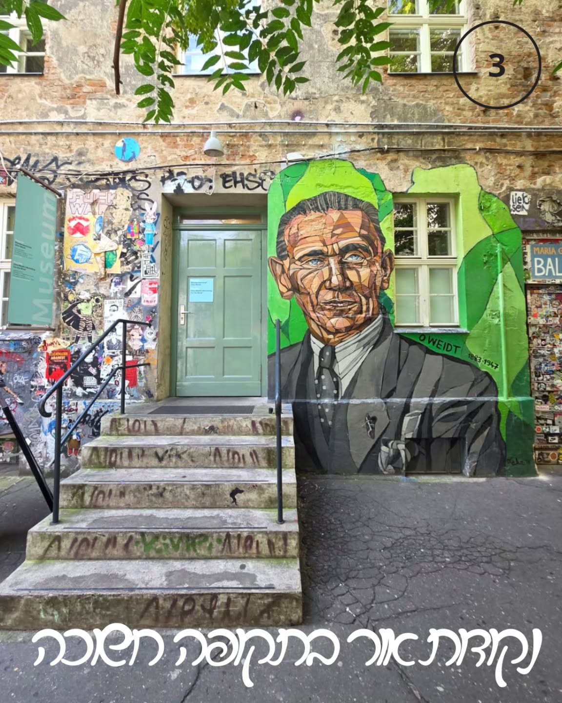 במפעל קטן לייצור מברשות בברלין, התחולל אחד מניסי ההישרדות המדהימים ביותר של השואה.
היום אני חולק את סיפורו של אוטו ויידט - אדם רגיל שהפך לנס ברלינאי. ויידט, בעל מפעל ברובע מיטה (Mitte), נתן עבודה ליהודים עיוורים וחרשים. הוא נלחם כדי להשיג להם מעמד של 'עובדים חיוניים' (essential workers) ובכך הגן עליהם מפני הגירושים.
הוא סיכן את חייו יום יום: הוא שיחד קציני גסטפו, זייף מסמכים ואף יצא למסעות מסוכנים כדי להשיג מזון, כרטיסי הקצבה ותרופות עבור עובדיו המוסתרים. מאחורי ארון שזז על צירים, הוא בנה חדר סודי ששימש כמחבוא.
כאשר עובדיו הקרובים ביותר נעצרו ונשלחו לרכבות הגירוש, ויידט לא ויתר. הוא נסע בעצמו עד לאושוויץ בניסיון נועז להשיג את שחרורם. סיפורו הוא עדות לכך שגם בלב בירת הרייך השלישי, היו אנשים שבחרו באנושיות מול האפלה.
הנס שלו היה נס של אנושיות בלתי מתפשרת, שהדליקה את התקווה כשהכול כבה.
ניתן לבקר היום ב'סדנת המברשות של אוטו ויידט' (Otto Weidt's Workshop for the Blind) בבית שוורצנברג ברובע מיטה, כדי לראות את המחבוא הסודי במו עיניכם.
אוטו וגרמנים נוספים , הם אור גדול שנצנץ בתוך חושך גדול.
#OttoWeidt #הגיבוריםהשקטים #חנוכה #ברלין #BerlinByShai #נסהישרדות #אורבתוךהחושך #StilleHelden