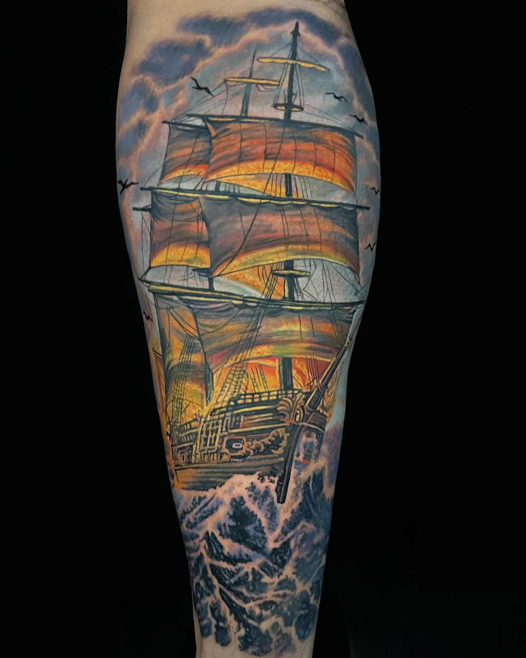 💪A veces necesitamos un tatuaje que nos recuerde quiénes somos y hacia dónde vamos.
Este barco simboliza el viaje personal de nuestro cliente: su rumbo, su fuerza y su historia.⛵
Esta gran pieza a color fue realizada por @indioreyes
✨Muchas gracias por confiar en nosotros para plasmar tu historia en la piel.🙌
¡Pasa al estudio a platicarnos tus ideas!
📆 Agenda abierta.
DM para cotizar tu próxima pieza.
#tattoo #tatuaje #colortattoo #colorboattattoo #ReyesTattoo #TatuajesdeReyes #reyestattoosupply
#inked #tattoolife #empireneedles