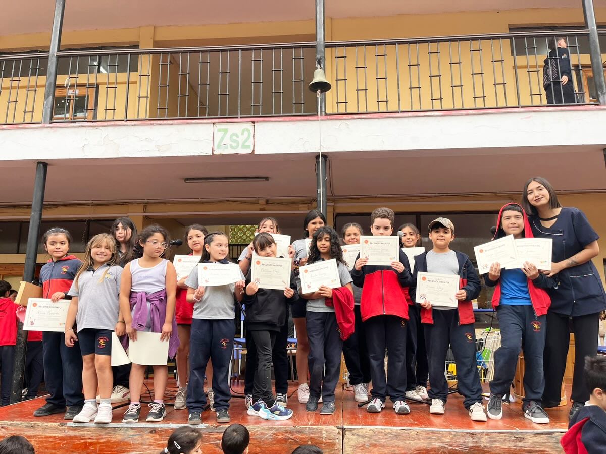 El martes 09 de diciembre vivimos una hermosa jornada artística con la presentación del Taller de Banda Junior y el Taller de Coro Infantil, quienes nos deleitaron con su última muestra del año.
Esta actividad, realizada en el patio central, reunió a estudiantes desde Kínder hasta III° Medio, además de docentes y asistentes que quisieron acompañarnos en esta instancia especial.
Agradecemos el compromiso, la dedicación y el talento de nuestros estudiantes, quienes, a través de la música, nos recordaron la importancia de expresar emociones y compartir en comunidad.