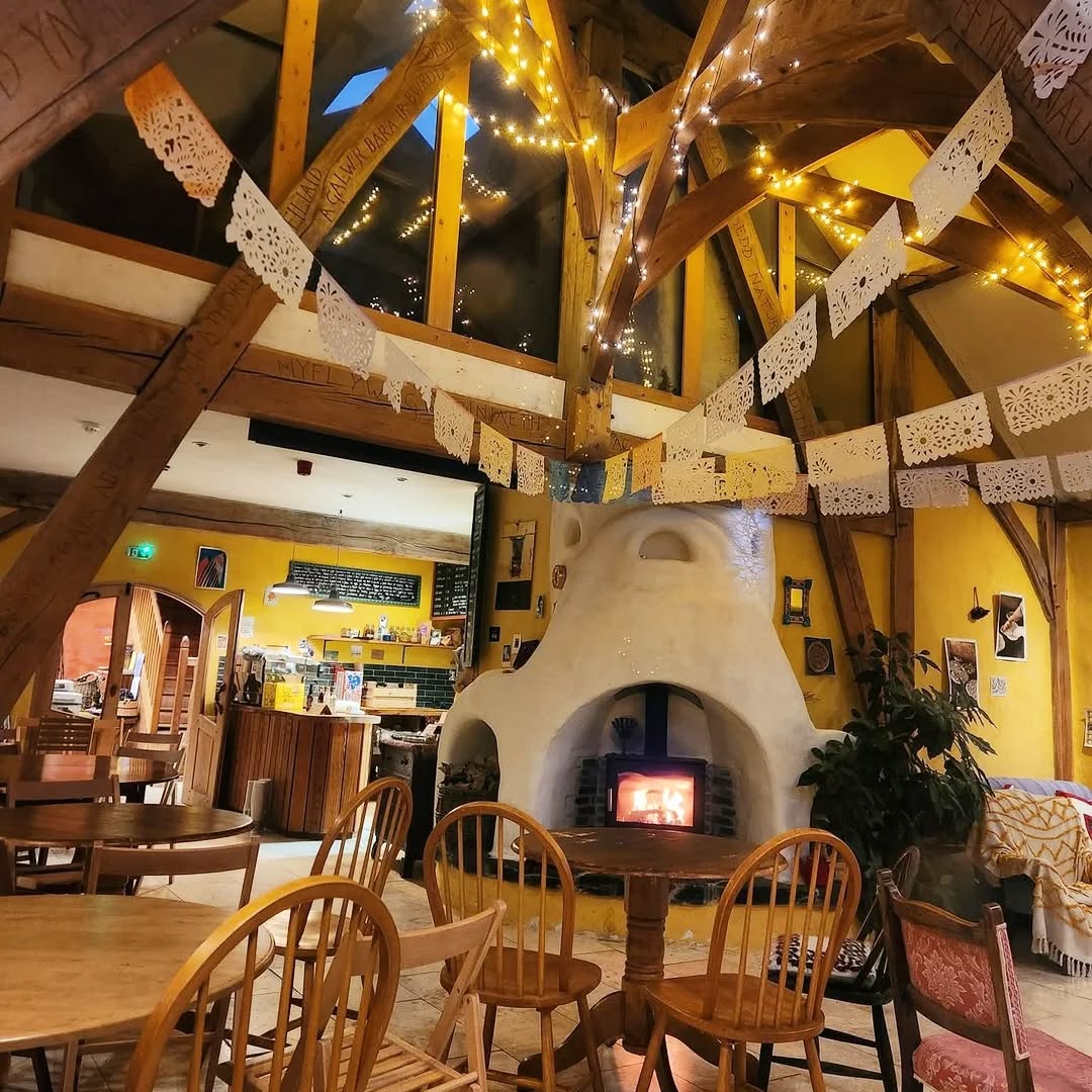 Dim ond 2 benwythnos ar ôl i ddod draw i'r caffi i fwynhau pryd o fwyd neu panad a chacen cyn cau am y Gaeaf!
Ar agor y penwythnos hwn (13eg a 14eg) a'r canlynol (20fed a 21ain). Yna bydd y caffi yn ailagor ei ddrysau ar yr 21ain o Fawrth🌱
Oriau agor: 10-4 (mae'r gegin yn cau am 3yh)
Diolch i Sarah ac Aitana am ddod â bwyd mor fywiog, cynhesrwydd a chroeso i @caffirfelin eleni ~ mae wedi bod yn bleser cael drysau'r caffi ar agor unwaith eto!
Diolch hefyd i Urien am ddarparu llysiau mor flasus a dyfir yn organig ar y tir yma, ddefnyddir yn y caffi ac mi werthir yn Siop Y Felin (ar agor pob diwrnod o 10-6).
...
Only 2 weekends left to visit the cafe and enjoy it's delights before closing for Winter!
Open this weekend (13th & 14th) and the following (20th & 21st). The cafe will then re-open it's doors on the 21st of March🌱
Opening times: 10-4 (kitchen closes 3pm)
Thank you to Sarah & Aitana for bringing such vibrant food, warmth and welcome to @caffirfelin this year ~ what a delight it's been to have the cafe doors open once more!
Thank you also to Urien for providing such beautiful organically grown vegetables on the land here @ffermyfelin used both in the cafe and sold in Siop Y Felin (Open everyday 10-6).
What a scrumptious year it's been!💫