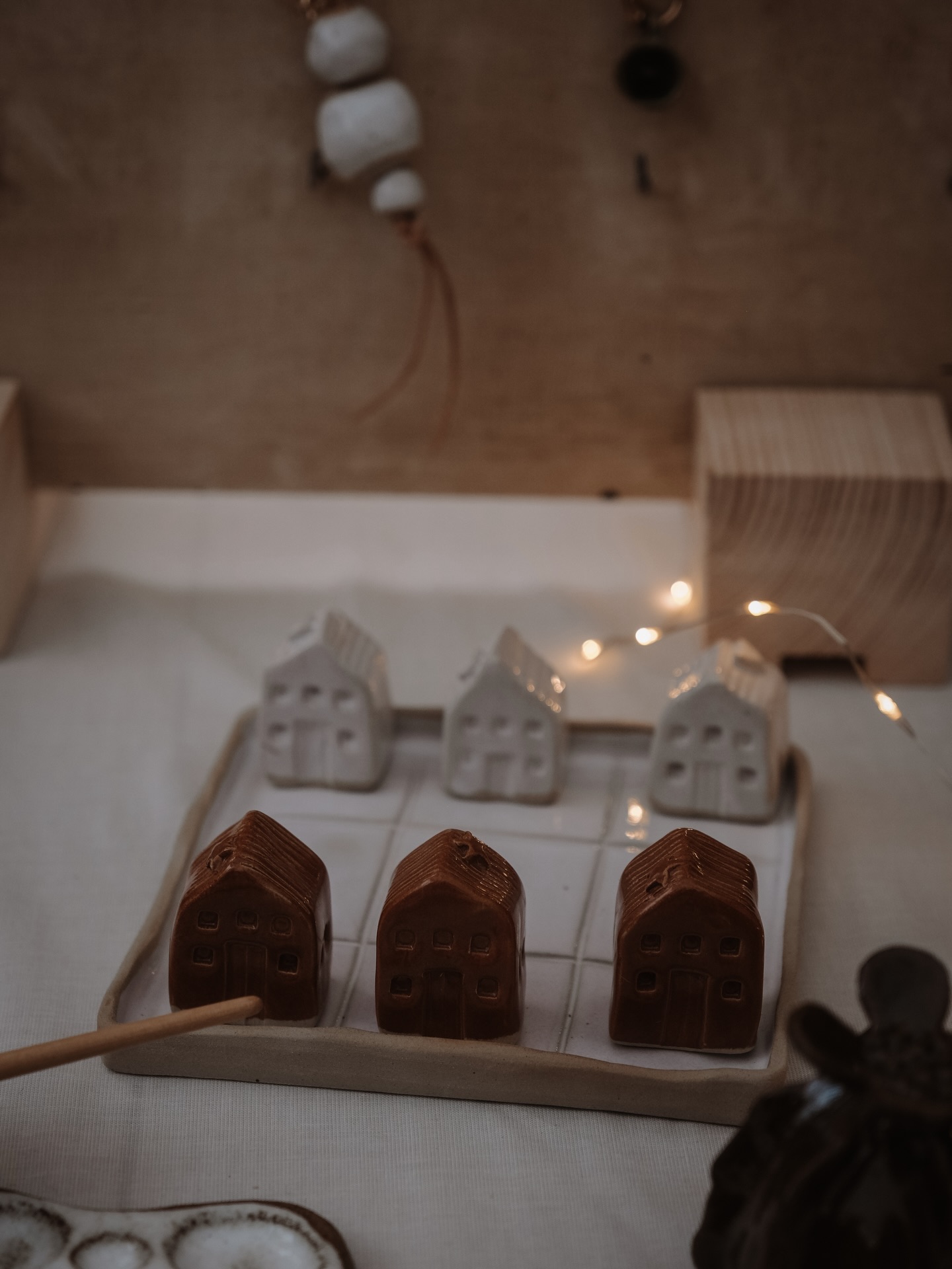 Våra keramiker på Villa Ed skapar handgjorda föremål med känsla, form och personlighet där alla detaljer är unika 🤎
Gör ett besök i butiken en trappa ner i villan, shoppa hantverk, gå en kurs eller prova på att dreja hos @lerkallan
Vi på Villa Ed
Inredningsbutik @villaedinredning
Klädbutik @villaed_by_glozzy
Café & Bistro @cafevillaed
Frisörer @villaed.frisorerna
Injektionsbehandlare @beautylin.se
Kroppsvård & Massage @lindaholtzkroppsvard
Inemotion Psykologi @inemotionpsykologi
Keramik @lerkallan
Skulpturskogen Villa Ed