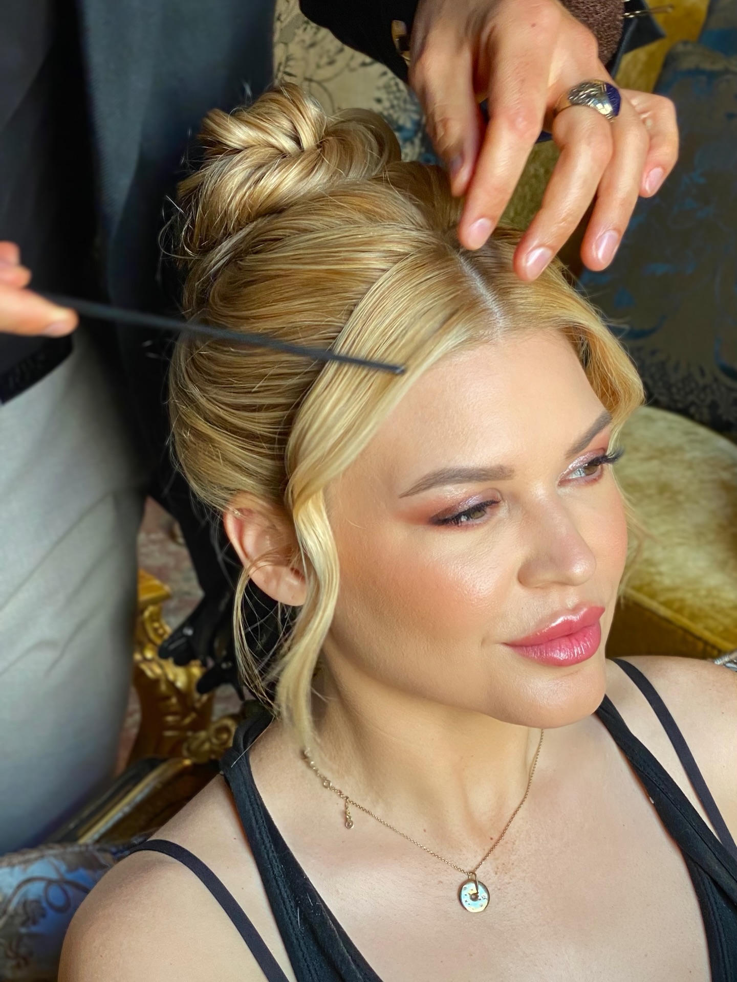 It's important to work with the right vibe because the final result depends heavily on the energy created between the professional and the client 🖇️💫
When a client arrives with a clear idea of what she likes, and provides essential input on makeup and hair without overseeing every step, it allows us to work with creativity, focus, and serenity🧘♀️☺️ And it's precisely in that tranquility that the best possible result is born: harmonious, refined, and tailor-made✨🫶