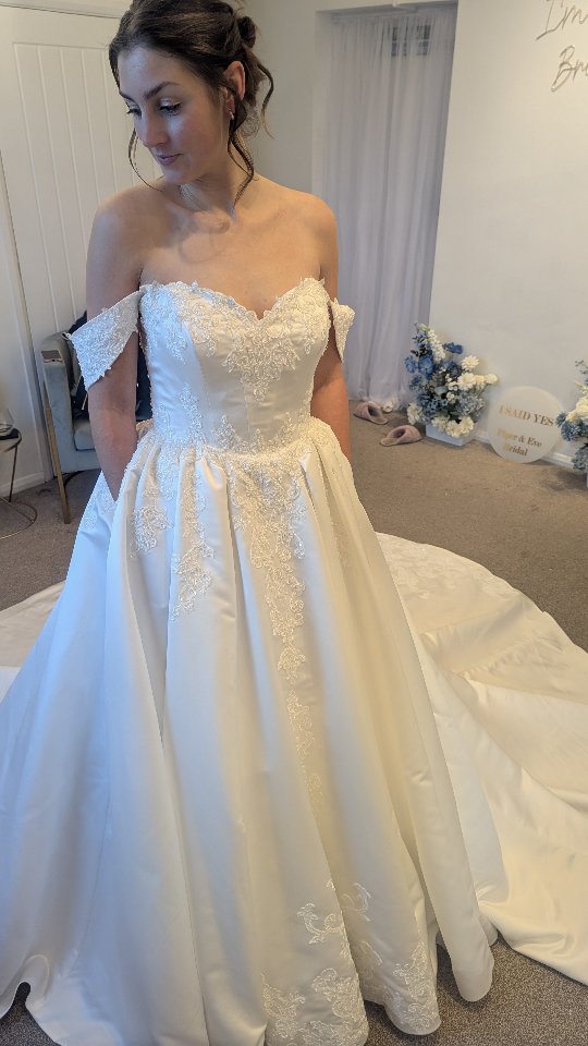 A dress made for royalty 👑
We have this one gorgeous gown ready to wear off the peg it was £2100 NOW ONLY £1000 at a size 16 perfect for a high street size 14/16
BOOK YOUR APPOINTMENT NOW!