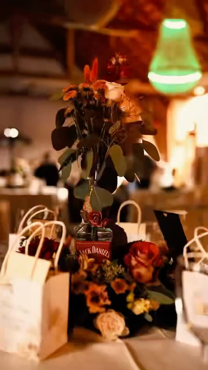 Petit retour en arrière avant les fêtes… ✨
Avant de plonger pleinement dans les fêtes, je prends enfin le temps de vous partager ce mariage du 23 août 2025 dont j’ai eu le plaisir de réaliser la décoration florale et l’univers de ce magnifique mariage à l’esprit hipster champêtre, aux couleurs chaudes et aux détails soigneusement pensés 🧡🤎
Pour cette journée unique, j’ai imaginée et créé :
🧡 Bouquet de la mariée imaginé sur mesure
🤎 Boutonnière du marié assortie
🧡 Compositions florales pour habiller les tables et les espaces
🤎 Location de mobilier, pour une atmosphère authentique
🥃 Des bouteilles de whisky en clin d’œil original, apportant une touche brute et élégante et ramener du caractère au décor
Un décor chaleureux, sincère et plein d’âme, à l’image des mariés 🤍
Merci aux mariés pour leur confiance 🤍
#ALÔDeRose #Mariage2025 #MariageChampêtre #HipsterWedding #DécorationFlorale #FleuristeCréateur #WeddingFlowers #CouleursChaudes #LocationMobilier #MariageBoheme
A l'Ô de Rose - Camille Fleuriste créateur