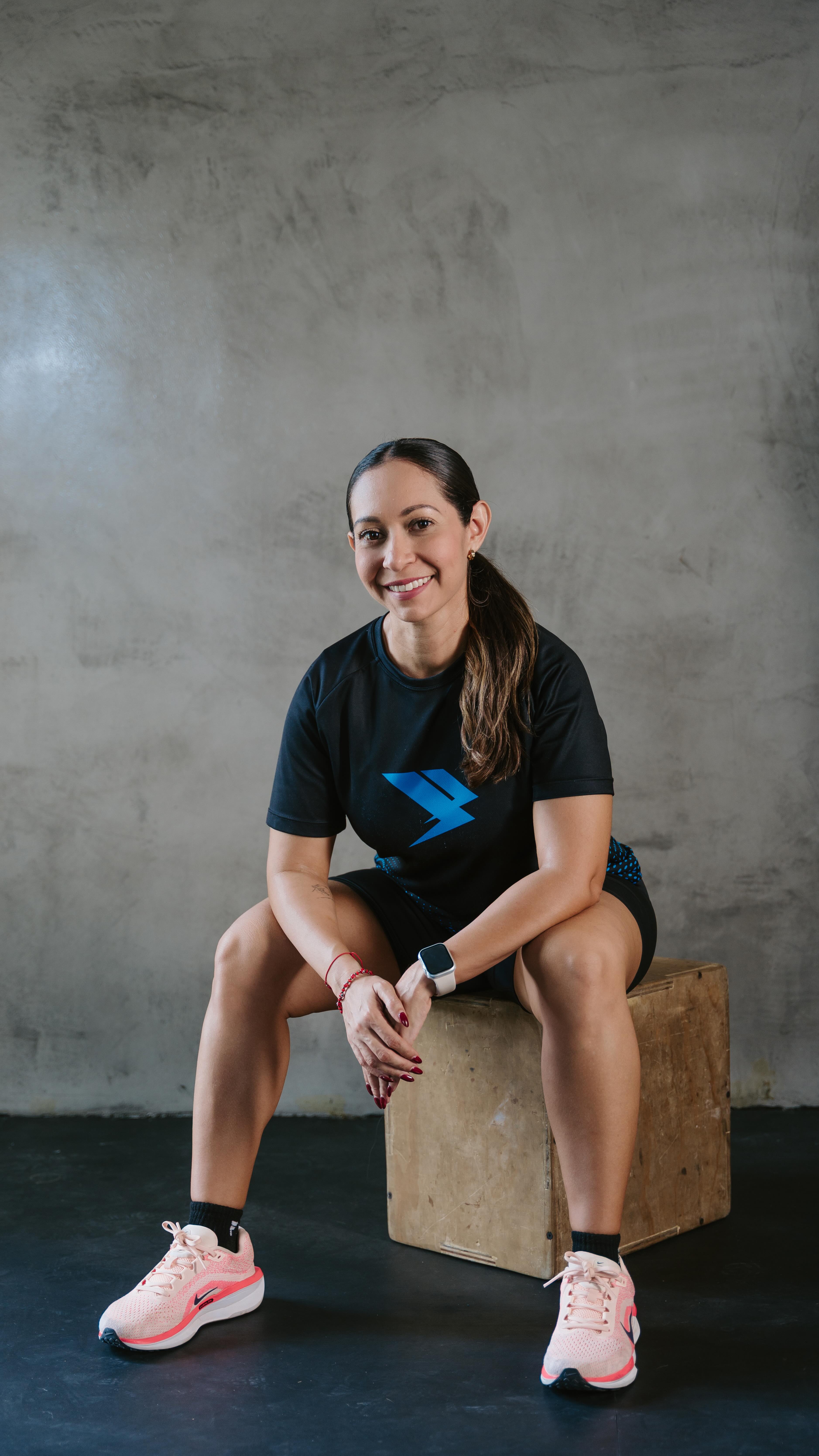 Entrenar fuerte también implica saber cuándo bajar el ritmo.
Hoy toca recovery 🧠🦵
Una sesión recuperativa en formato circuito, pensada para:
✔ soltar tensión
✔ mejorar movilidad
✔ activar sin desgastar
✔ acelerar la recuperación