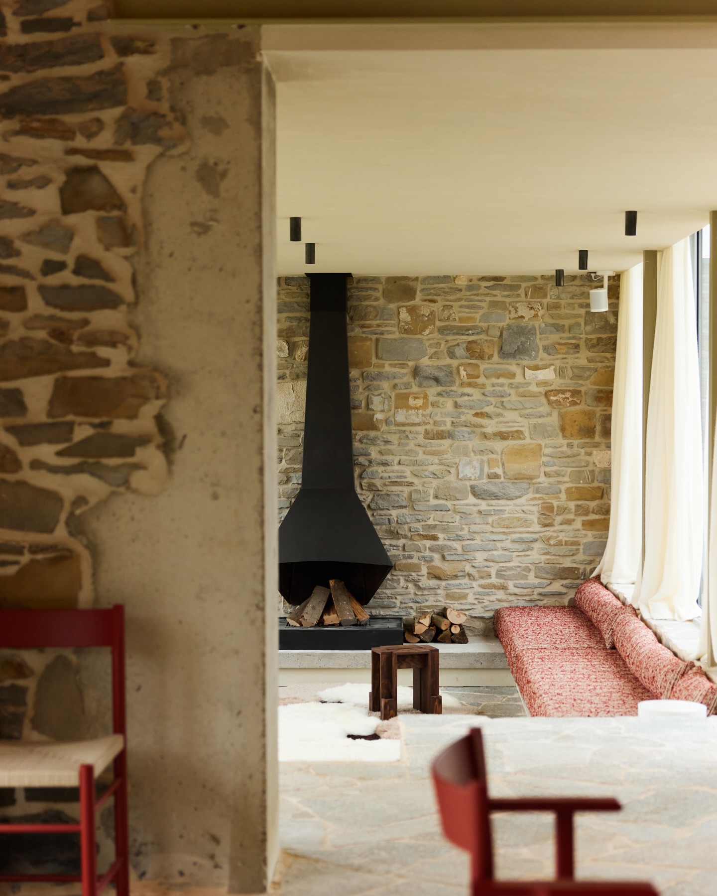 A place where time slows down and comfort becomes a ritual.
Where nature sets the pace and the ease of waking up to breakfast already waiting.
Maison Oscar, your house in the woods.
Rochefort, Belgium.