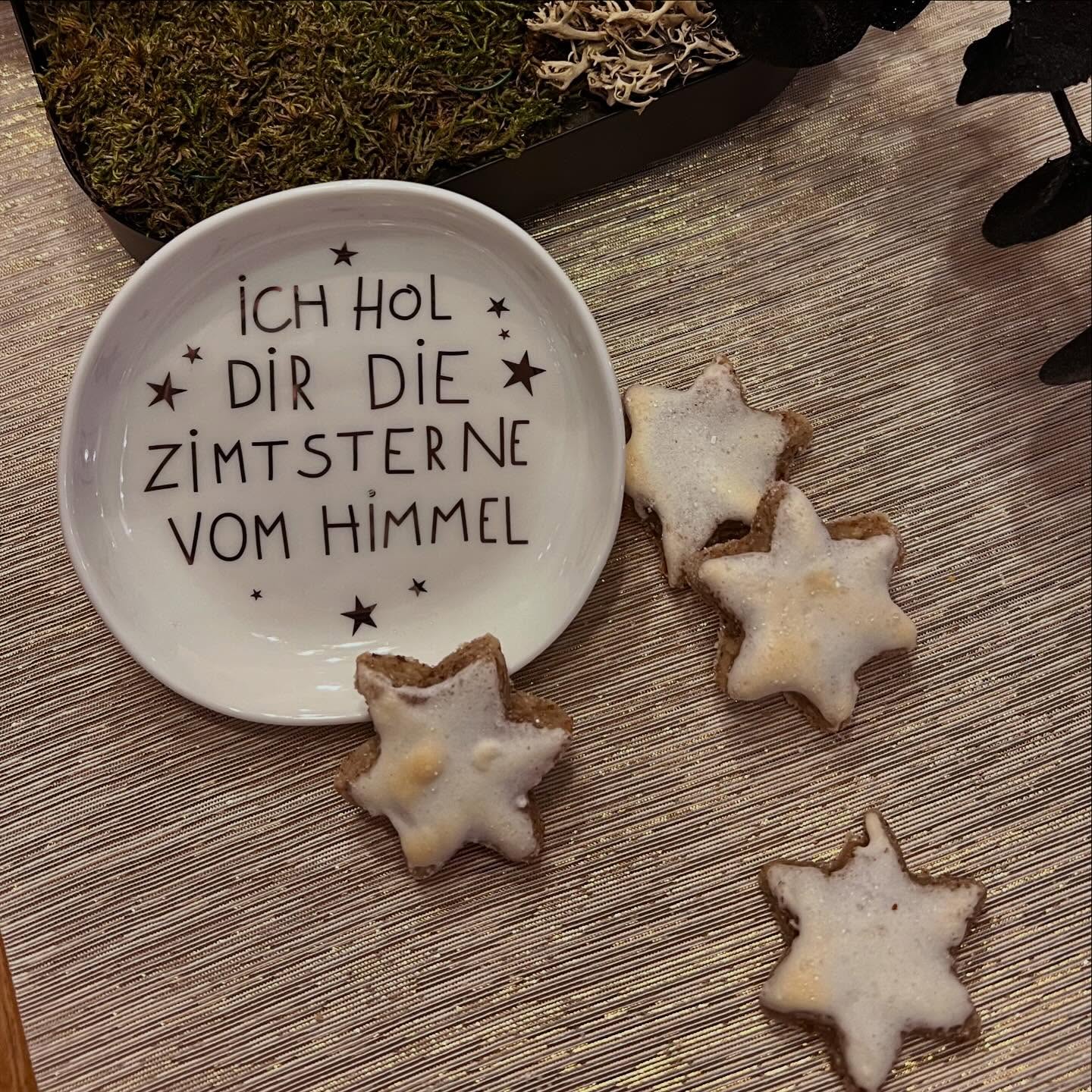 Zimtsterne
Es duftet nach Zimt, Mandeln und Weihnachtsmagie … Unsere liebsten Zimtsterne sind endlich wieder aus dem Ofen.
Gebacken werden sie noch genauso wie es unsere Mamas gemacht haben.
Wer ist auch Team Zimt ?
Zutaten für ca. 50 – 60 Stück :
Sternausstecher (ø 4.5cm)
3 Eiweiss
450 g Puderzucker
500 g gemahlene Mandeln
1½ EL Zimt
2 EL Kirsch
Zubereitung
Zuerst Eiweiss steif schlagen. Dann den Puderzucker dazugeben und kurz unterrühren.
Von dieser Mischung 1 Tasse voll für die Glasur beiseite stellen.
Zu der grossen Masse Mandeln, Zimt und Kirsch geben und das Ganze zu einem Teig zusammenkneten.
Auf einer mit Zucker bestreuten Unterlage den Teig 1cm dick auswallen. Sterne ausstechen und diese mit der beiseite gestellten Glasur sorgfältig bepinseln.
Die Sterne an einem warmen Ort mehrere Stunden, besser über Nacht, trocknen lassen.
Backofen auf 220°C Ober-/Unterhitze einheizen und die Sterne in der Ofenmitte 4-5 Minuten backen (Die Oberfläche soll weiss bleiben, nicht bräunen).
è Wenn sie zu bräunen beginnen: Sofort herausnehmen – sie garen noch kurz nach.
En Guete!
#thekitchenwitches #zimtsterne #backenmachtfreude #kitchenaid #christmascookies
