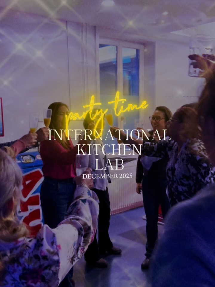 What a beautiful way to close the year at Kitchen Lab!
It was a joy to welcome faces who’ve been with us since the very beginning and those who joined us along the way.
Between shared food, laughter, dancing, stories, and a well-deserved toast, the afternoon unfolded in the best possible way.
A special thank you to Jenny, whose dedication and warmth keep Kitchen Lab thriving month after month.
Thank you for being part of this community.
See you in 2026 for more flavors, more learning, and more moments together.
——
¡Qué manera tan bonita de cerrar el año en Kitchen Lab!
Fue un placer dar la bienvenida a las caras que han estado con nosotros desde el principio y a las que se han unido a nosotros a lo largo del camino. Entre comida compartida, risas, baile, historias y un merecido brindis, la tarde transcurrió de la mejor manera posible.
Un agradecimiento especial a Jenny, cuya dedicación y calidez hacen que Kitchen Lab siga prosperando mes tras mes.
Gracias por formar parte de esta comunidad.
Nos vemos en 2026 para disfrutar de más sabores, más aprendizaje y más momentos juntos.
——
Was für ein schöner Abschluss des Jahres im Kitchen Lab!
Es war eine Freude, diejenigen zu begrüßen, die seit Beginn an dabei sind, und diejenigen, die im Laufe der Zeit zu uns gestoßen sind.
Zwischen gemeinsamem Essen, Lachen, Tanzen, Geschichten und einem wohlverdienten Toast verlief der Nachmittag auf die bestmögliche Weise.
Ein besonderer Dank geht an Jenny, deren Engagement und Herzlichkeit dafür sorgen, dass Kitchen Lab Monat für Monat erfolgreich ist.
Vielen Dank, dass Sie Teil dieser Gemeinschaft sind.
Wir sehen uns 2026 wieder, für mehr Geschmack, mehr Lernen und mehr gemeinsame Momente.
#ETKultur #KitchenLab #interAct #CommunityCooking #InterculturalExchange #ZurichEvents #integrationdurchkultur