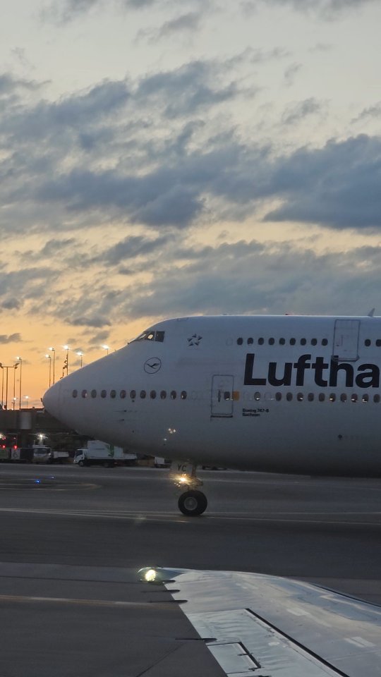 A chance encounter with a quad jet from the window seat of a 717. #chooseohare
.
🏷 #lufthansa #boeing747 #747 #7478 #boeing747lovers #quadjet #queenoftheskies #airtravel #chicagoohare #airportvibes #avgeek