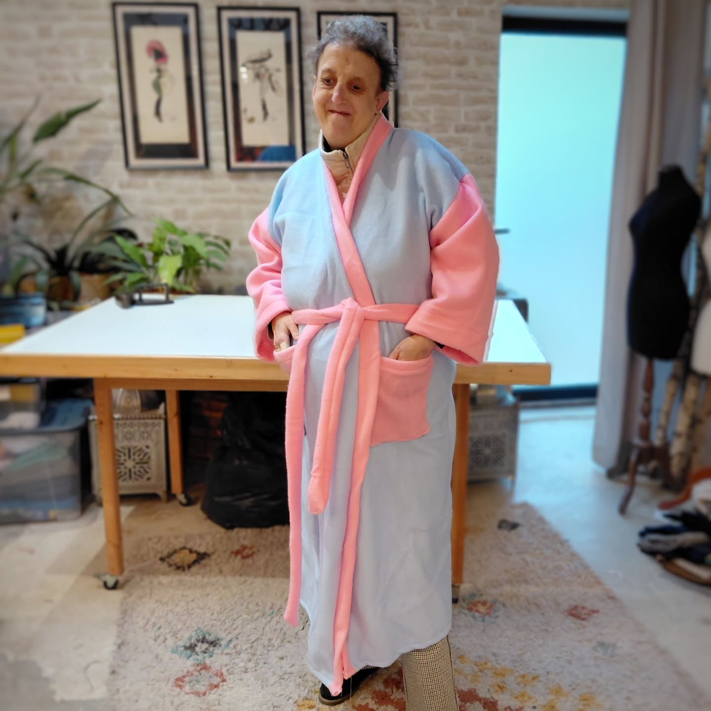 Sophie ne s arrete plus, très assidue, elle nous a crée un peignoir sur mesures, 1 arbre de noel de l avent avec des pochettes surprises et un porte gsm, elle ne manque pas d idées.Bravo