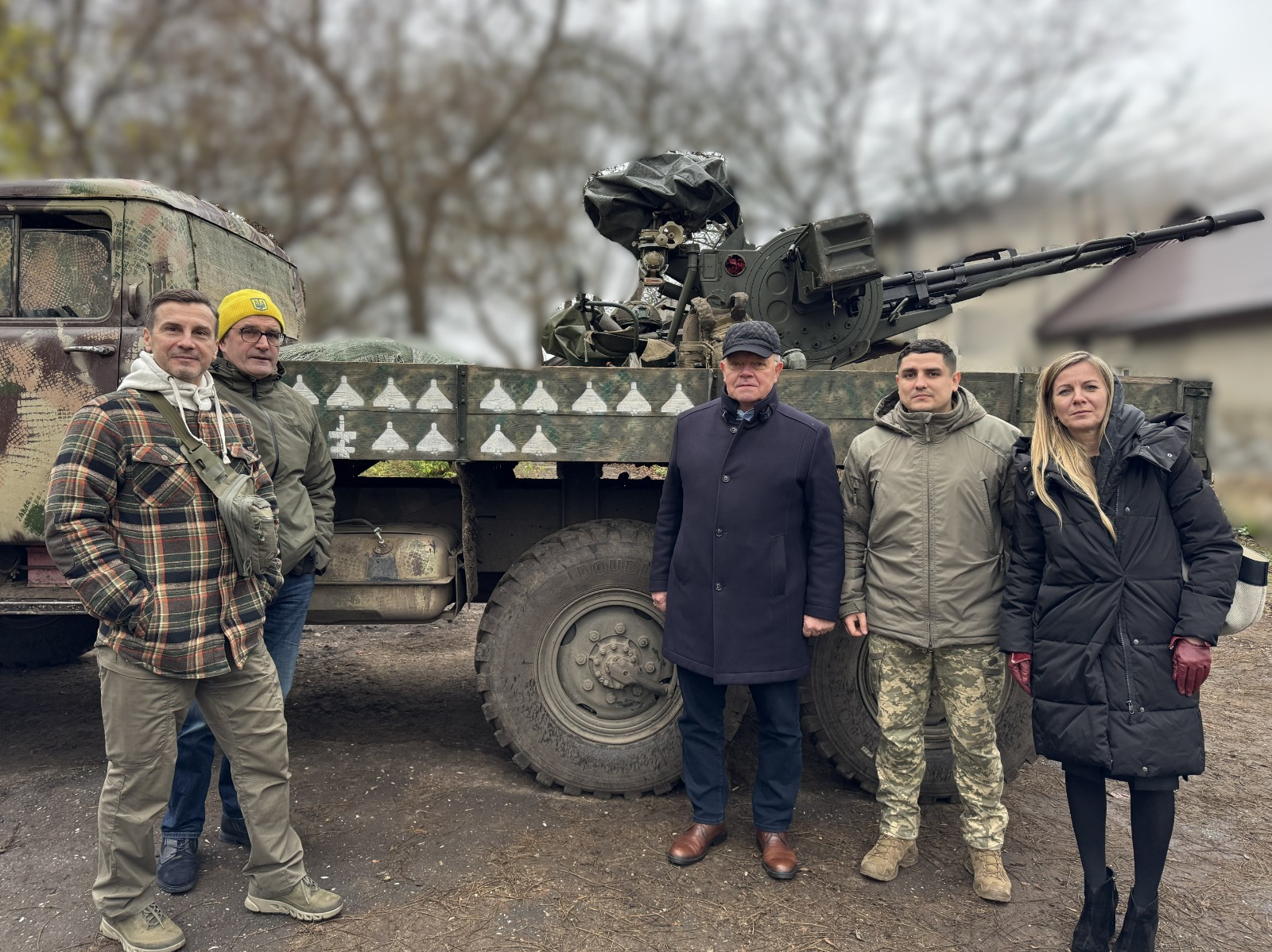 Kopā ar 122. atsevišķās Ukrainas bruņoto spēku Teritorālās aizsardzības brigādes komandieri un vīriem, kuri pretiniekiem nedod iespējas 💪💪
Katra brauciena laikā mēs satiekam brigādes, veidojam tālākas sadarbības iespējas un pārrunājām nepieciešamo palīdzību. Ar katru satikto aizstāvi palielinās nepieciešamo lietu saraksts, bet vienlaikus aug arī pārliecība par ukraiņu spēku un izturību.
1390 dienas okupantu plānoto 3 dienu vietā 🇺🇦🇺🇦🇺🇦