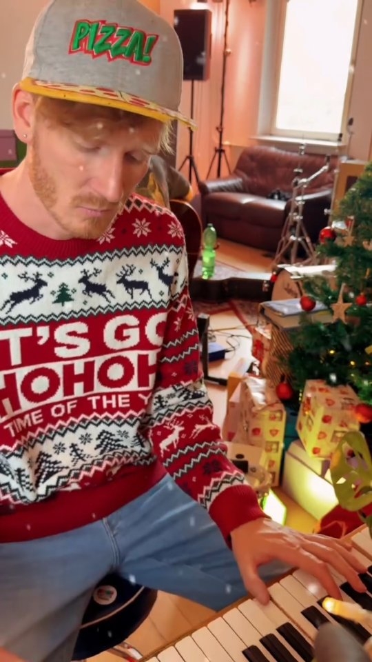 "Ich brauch kein Pony, keine Puppe... weil ihr schon alles seid für mich." 🥰 Ihr seid unsere Familie! Deshalb teilen wir unser Live-Akustik-Video zu "Allergrößter Wunsch". Die volle Version ist jetzt auf YouTube verfügbar.
#honigkuchenpferde #allergrößterwunsch #kinderlieder #familienzeit #weihnachtslied