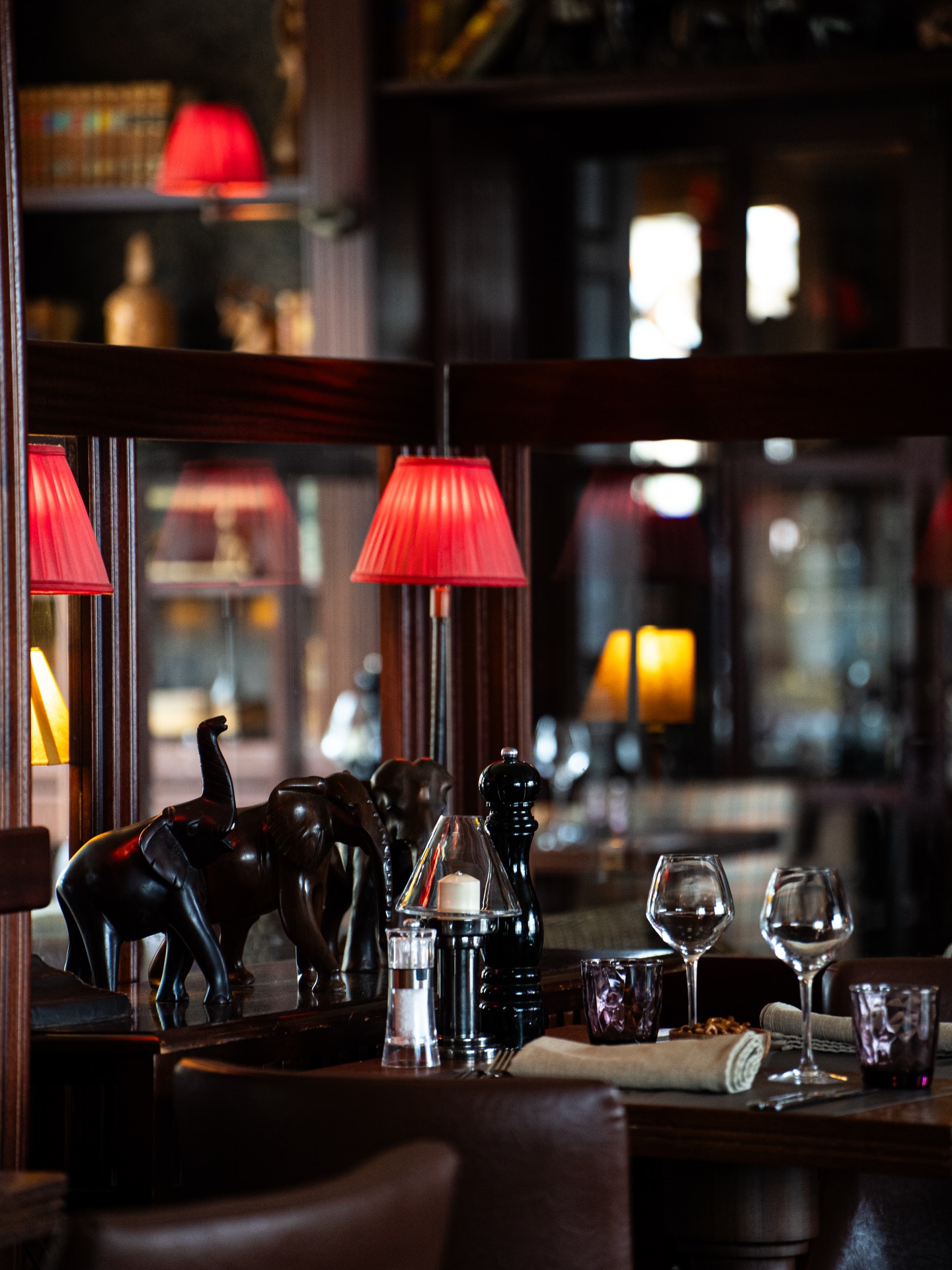 Lumières tamisées, boiseries élégantes et ambiance feutrée ✨
Au Christina, chaque détail invite à savourer l’instant, avec chaleur et raffinement 🍷
#restaurant #elegance