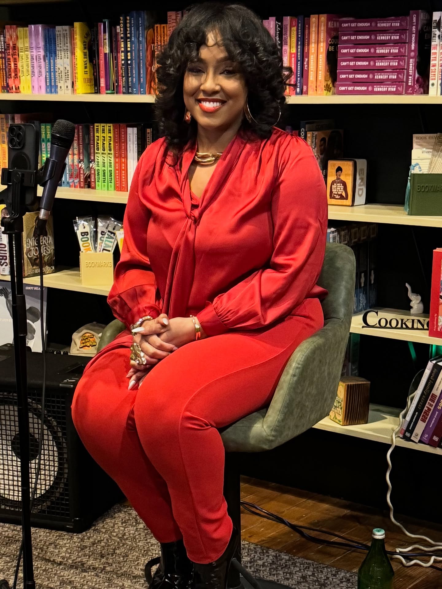 š¶ Our first ever Left on Stage⢠is in the books š (pun intended). It was a vibe, and a time was had!
A huge thank you to Erin EāNae for trusting us with this moment, helping us bring our vision to light, and setting the tone as our first featured artist. We even had the opportunity to film our Stories from the Stacks: Artist Q&A as an episode of BLACK in One Piece⢠that you wonāt want to miss!š§
We appreciate everyone who came out in the very cold weather and The Velvet Cup for providing the always delicious luxury hot cocoa to keep us warm.
Special shoutout to Spark CBA Cohort 2 for being in the building. #TheDub
Thereās a quote by author Tricia Hersey on our wall (painted by Kynnedy Chatman): āYou were born to heal, to grow, to be of service to yourself and community, to practice, to experiment, to create, to have space, to dream, and to connect.ā All of our work this year has been in pursuit of this. Weāre grateful you all have allowed us to do it, and weāre just getting started.āš¾
#LeftonStage at #LeftonRead feat. #ErinEnae #TMBP Media #BLACKinOnePieceā¢