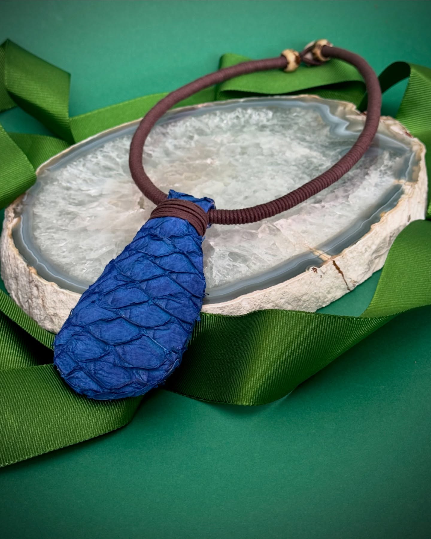 Toda a beleza do nosso colar peça única em couro de pirarucu hortência e detalhes em marrom é a opção certa para presentear aquela pessoa que gosta de arte e peças únicas.
Corre para o site para garantir essa peça.
Aproveite, ainda, o FRETE GRÁTIS para compra de quaisquer produtos pronta entrega.
#luxosustentavel
#elegancianatural
#biojoiasexclusivas