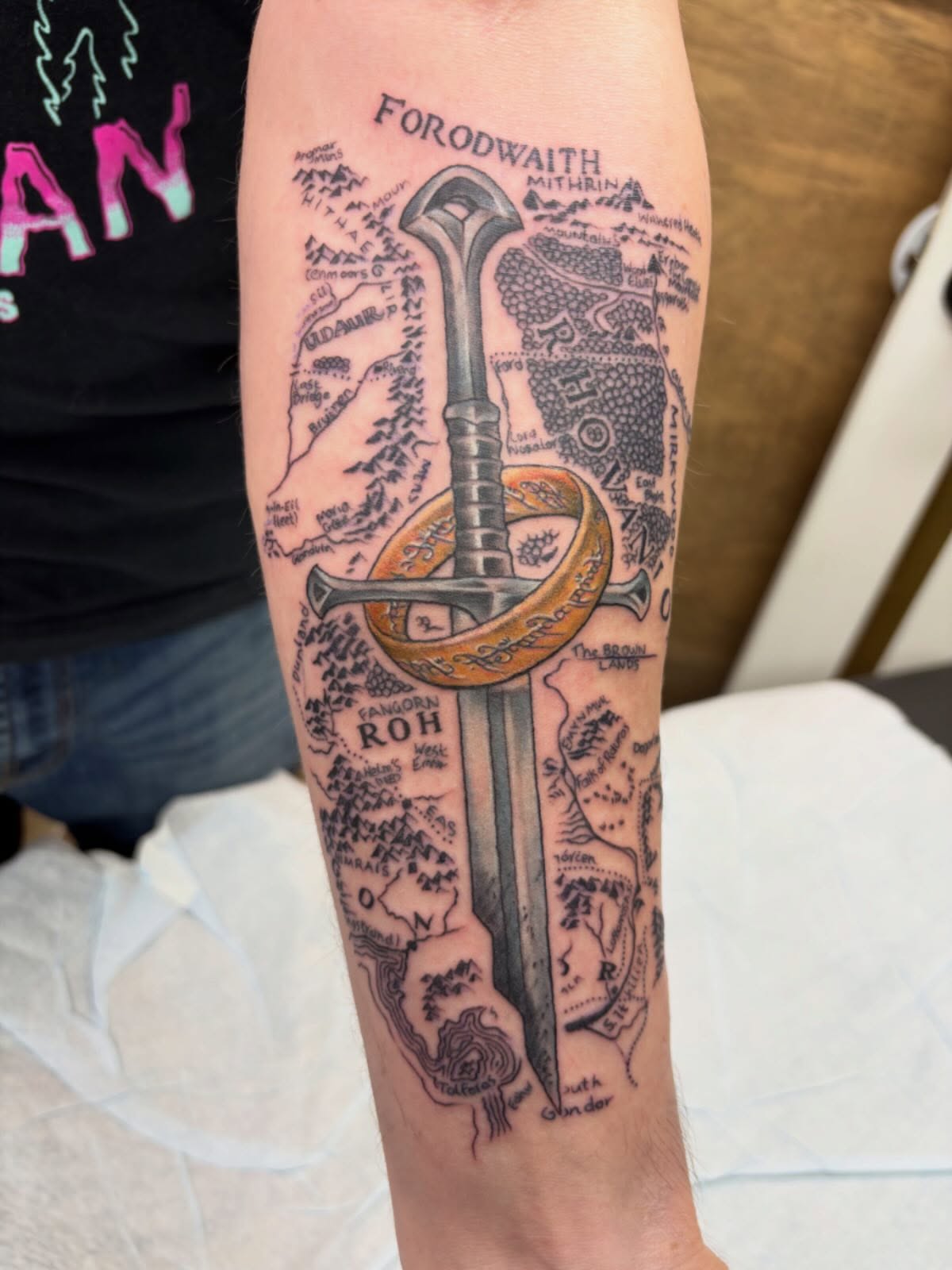 Really fun Lord of The Rings piece I got to make a while ago! Now that I’m back in the shop all recovered, I’m going to be catching up my feed with my backlog of tattoos I’ve made recently but haven’t dedicated posts to yet~ Thank you everyone for your well wishes while I was out, I’m excited to be back at the shop! I have time before Christmas if you’d like to sneak a lil treat in for yourself before the end of the year 😊✨#tattoo #illustration #lotr #lordoftherings #lotrtattoo #fantasy #fantasytattoo #swordtattoo #theonering #queertattooartist