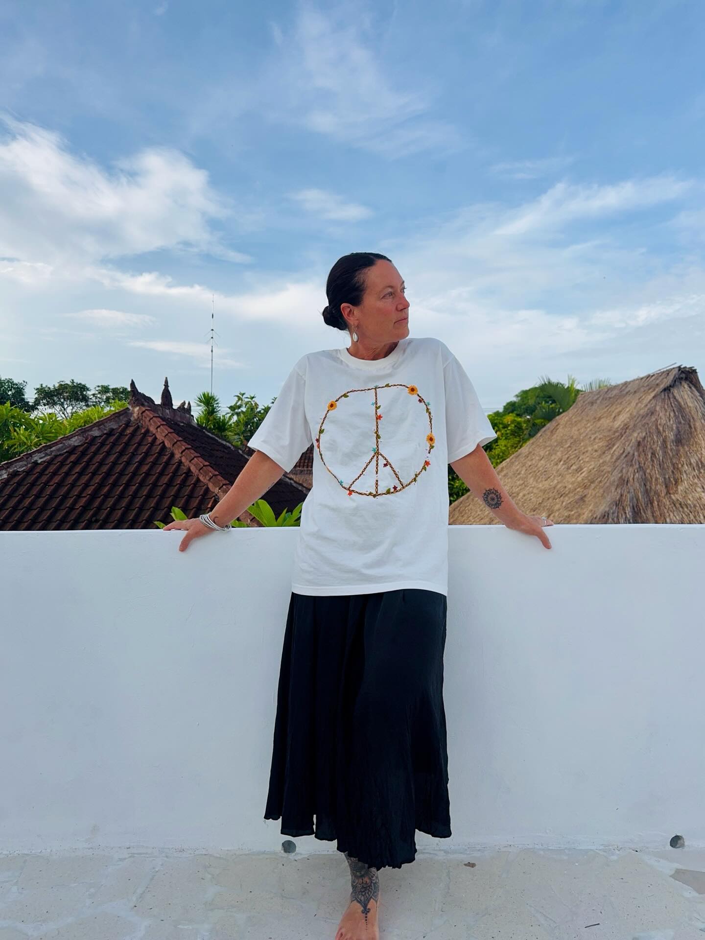 Our FINAL DROP for 2025 is live over online now!! 🎊
I’m wearing the size S in our new WOVEN IN PEACE Tee, mainly because I’m a shorty, but if you like your tees oversized please size up 🤍