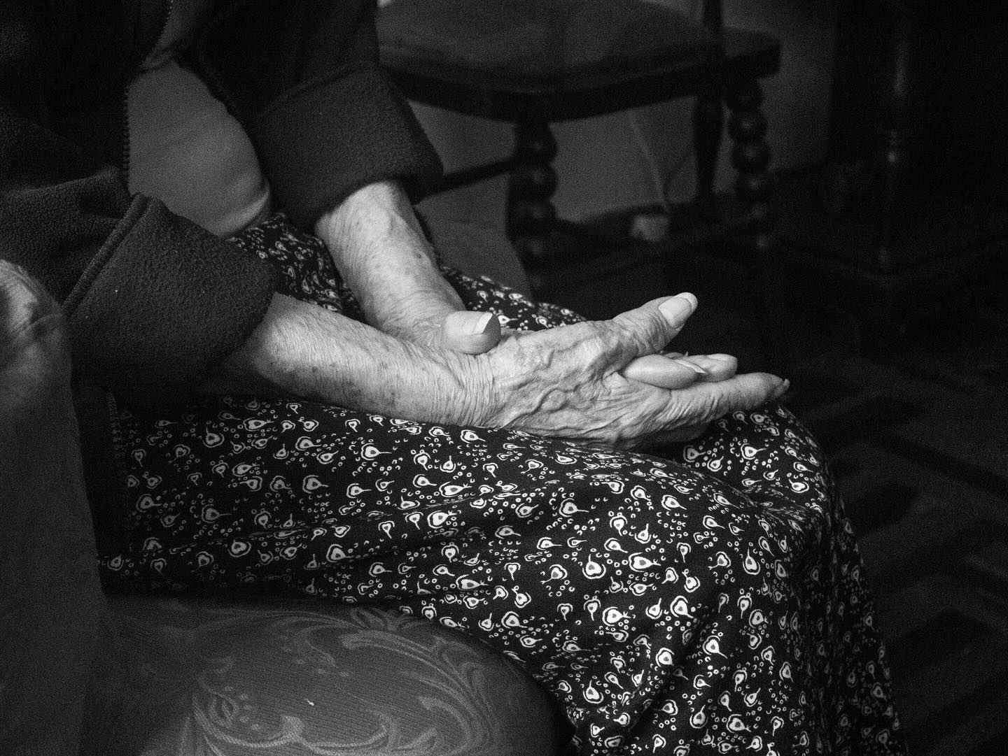 Vanessa Luz Vargas (@vanessaluzx) is a photo-based artist exploring her connection to the land she inhabits, the idea of home, and the ties she holds to family abroad.
“In the most recent years, I have focused on documenting the details of the lives of my elders. Photographing them as they age has been both a form of preserving delicate moments as well as processing the reality of life. This work highlights the hands of my grandmother from the last time I visited her in the beginning of 2024. Not quite as unmarked as the time before (2022) and not quite as soft from the trip prior to that (2016) and yet, still as secure and as gentle of a hold I can remember from my childhood.”
Check out Vanessa’s work and others in the Seed issue of Pearl Press at pearl-press.com/seed
-
#pearlpress
