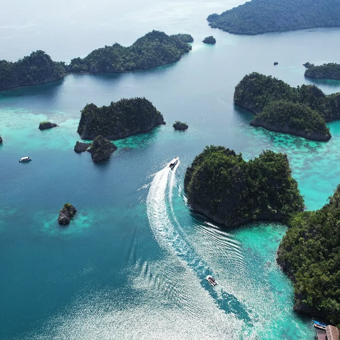 Lost in layers of blue at Piaynemo 💙
Where limestone peaks rise from the sea and time slows down.
Raja Ampat, you’re unreal 🌍✨
#Piaynemo #RajaAmpat #WonderfulIndonesia #ExploreIndonesia #westpapua
#IslandLife #NatureLovers #TropicalVibes #OceanViews
#TravelIndonesia #BucketListPlace