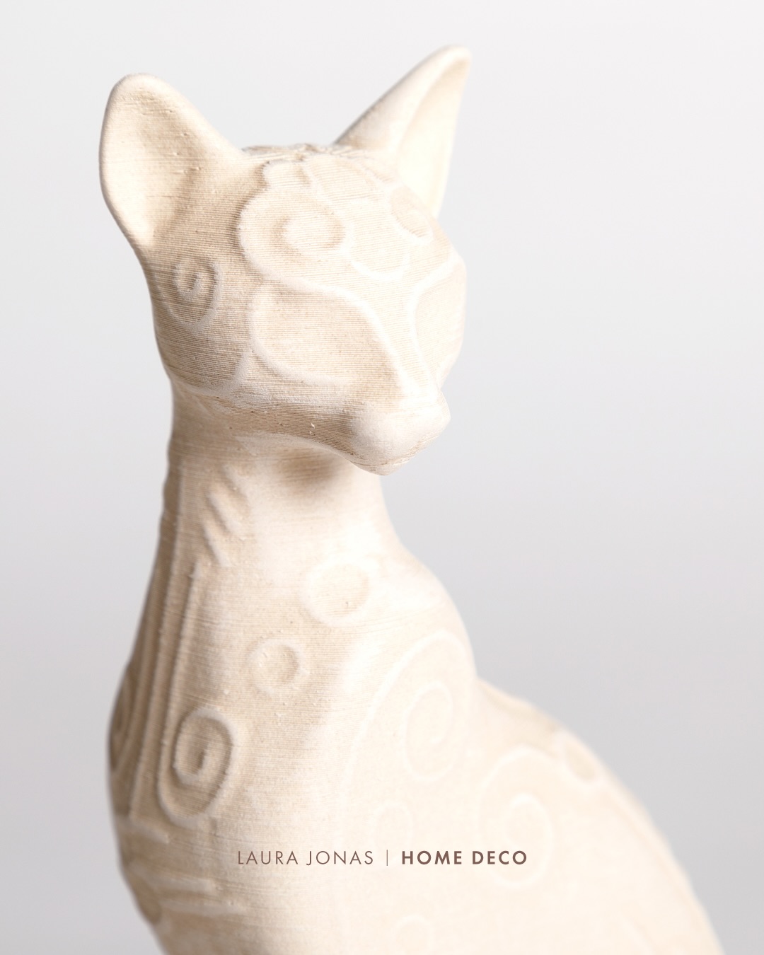 ✨ Zbrusu nový doplněk pro Váš byt / dům / domov jsme právě přidali do naší kolekce dekorativních produktů. Tentokrát jsme vytvořili sošku kočky a vyrábíme ji technologií 3D tisku z našeho oblíbeného biopolymeru s příměsí slonní trávy ve třech různých velikostech. 🐈⬛ Kočka symbolizuje ochranu, mateřství, ženskou krásu, plodnost, harmonii, domácí pohodu, radost ze života, ale i sílu a mystiku. Byla posvátným zvířetem, které mělo odhánět zlé duchy a chránit domovy a rodiny před nemocemi a zlem. Kompletní kolekci našich originálních bytových doplňků najdete na www.laurajonas.cz.