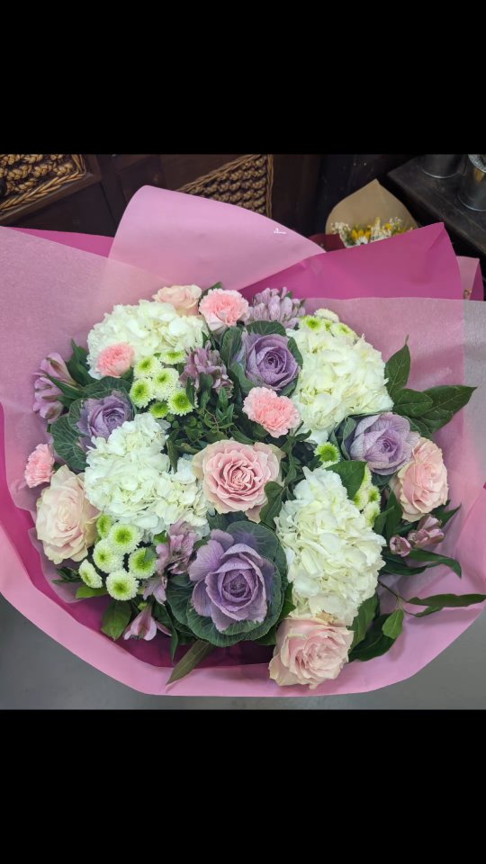 Un bouquet gĂ©nĂ©reux et Ă©lĂ©gant, aux nuances de rose, violine et blanc đž
Une composition pleine de douceur et de caractÚre, idéale pour faire plaisir ou se faire plaisir.
Créé avec soin dans mon atelier Ă Nice, chaque fleur est choisie pour sublimer lâensemble et transmettre une Ă©motion unique.
đ Artisan fleuriste Ă Nice
#bouquet #fleurs #fleuriste #nice #artisanfleuriste #fleursdenice #creationflorale #bouquetdefleurs #passionfleurs #fleuraddict #instafleurs #flowerlover