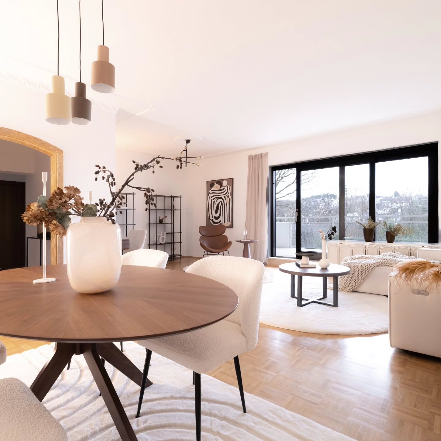 Igitt! Eine schön präsentierte Immobilie!!🤢
Sagt der, der nicht weiss, wovon er redet mangels eigener Erfahrung, oder der, der sie sich nicht leisten kann!🤷🏼♀️
Verkaufsimmobilien sind Produkte❗️
Es gibt Produkte, die lieblos und somit zwangsweise günstig angeboten werden ⬇️🚫
...und die Produkte, die attraktiv und begehrenswert präsentiert werden. 🔝🚀
Letztere ziehen ein zahlungskräftigeres Publikum an, die bereit sind, für die gelungene Präsentation mehr Geld zu zahlen. 💶
Warum? Weil sie mehr Vertrauen zu einem Produkt haben, das vom Verkäufer mit Liebe angeboten wird als zu einem, dem selbst der Verkäufer keine Aufmerksamkeit schenkt, weil es ihm offensichtlich egal ist.🚮
Logisch, oder?💡💡