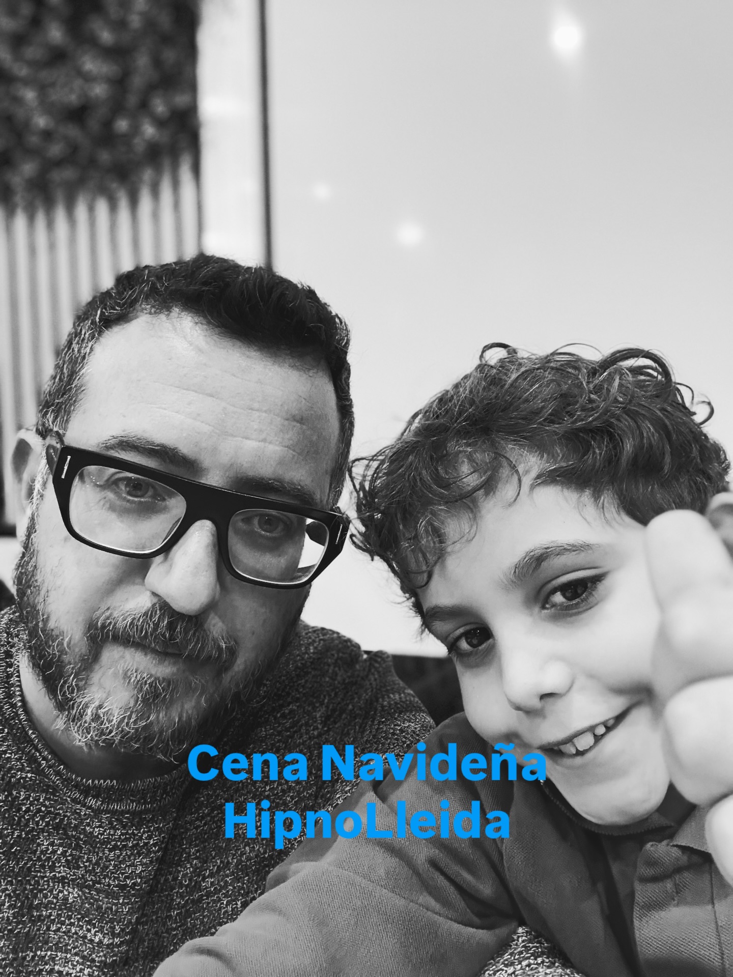 Hoy tengo cena de empresa de Navidad.
Y somos dos: mi hijo y yo.
Soy autónomo.
No hay equipo, no hay brindis multitudinarios, no hay discursos corporativos.
Hay un padre, un hijo… y una mesa compartida.
Trabajo como psicoterapeuta.
Cada día acompaño a personas que llegan rotas, desbordadas, con historias muy difíciles.
La mayoría de los casos que veo no son fáciles.
Son intensos. Profundos. De esos que te obligan a estar presente de verdad.
Utilizo técnicas de nueva generación, herramientas que ayudan…
pero detrás de cada técnica hay un ser humano sosteniendo el dolor de otro.
Y eso pesa. Mucho.
Ser autónomo es esto:
Dar muchísimo…
y muchas veces llegar a casa en silencio.
Cansado.
Solo.
Pero hoy, en esta cena tan poco glamurosa y tan real,
me doy cuenta de algo importante:
👉 No estoy solo.
👉 Estoy con lo más importante.
Quizá no haya empresa.
Pero hay propósito.
Quizá no haya aplausos.
Pero hay sentido.
Quizá nadie vea lo que sostienes cada día…
pero alguien te mira desde la silla de enfrente y eso lo cambia todo.
A todos los autónomos que hoy cenan “solos”,
que dan más de lo que reciben,
que acompañan, cuidan y sostienen…
No estáis solos.
Sois fuertes.
Y vuestro trabajo importa más de lo que imagináis.
Feliz Navidad, desde una mesa pequeña…
pero llena de verdad. 🎄❤️
#Autónomos
#VidaDeAutónomo
#Psicoterapia
#Psicoterapeuta
#SaludMental
#Vocación
#SoledadDelAutónomo
#TrabajoConSentido
#PadreEHIjo
#Familia
#NavidadReal
#NavidadAuténtica
#ProfesionalesDeLaSalud
#Acompañar
#Propósito
#Humanidad
#Verdad
#DesdeElAlma