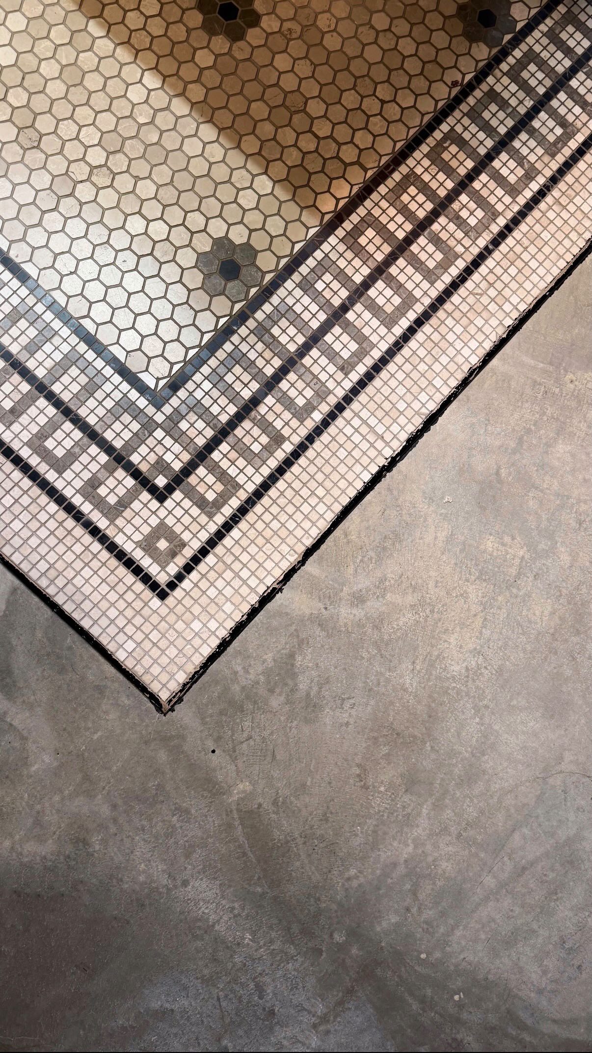 Soms krijg je tips, en soms krijg je tips waar je echt iets aan hebt. Deze kreeg ik door van design expert @studio.veldsla , en met succes!
Door het ruime assortiment liep ik hier eindeloos rond.
Tot ik even stopte, naar beneden keek..
En ja hoor, dat is ‘m!