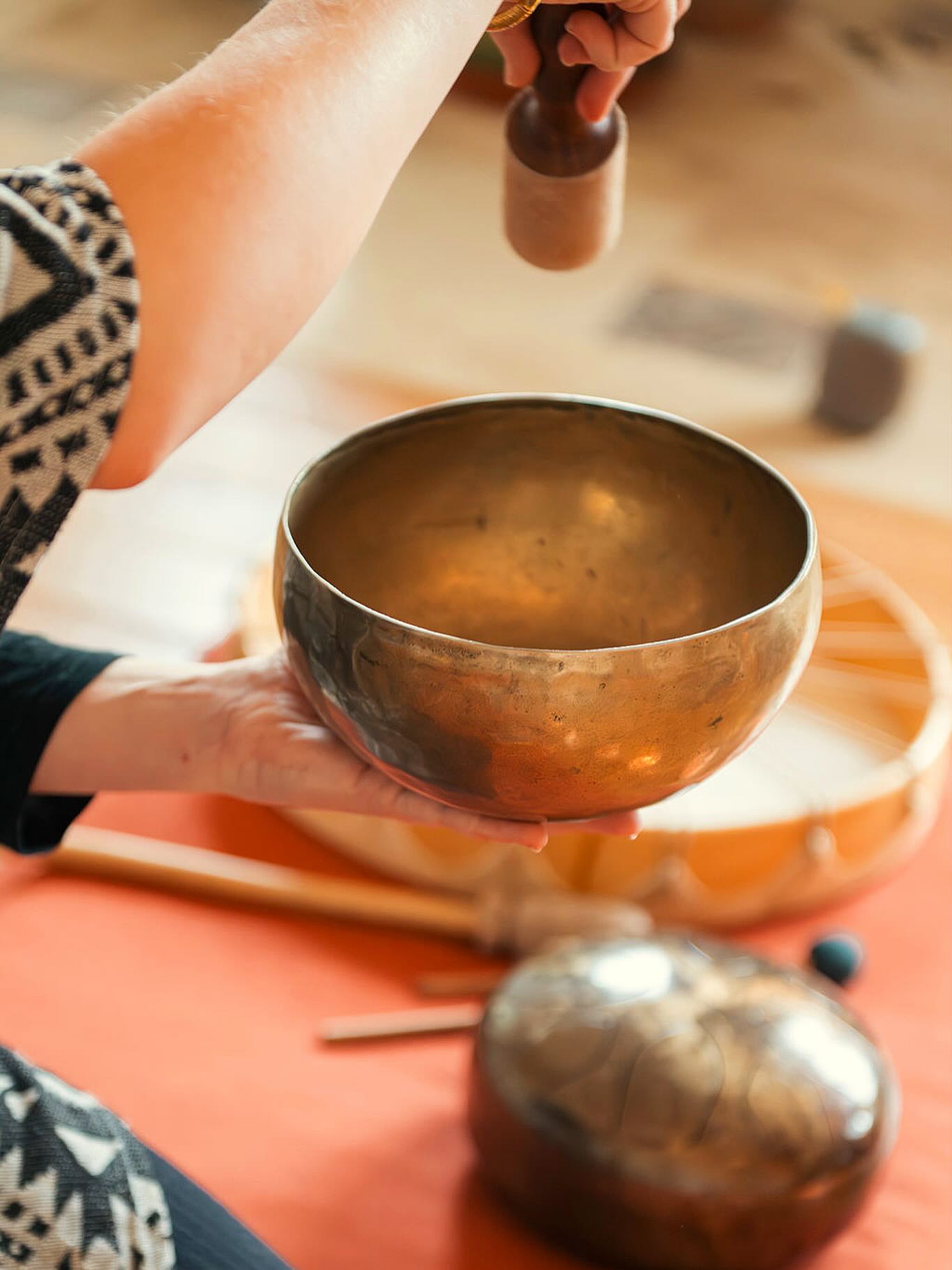 • BAIN SONORE •
Nos corps sont principalement composés d’eau et le son des instruments vient agir sur chacune de nos cellules, reharmonisant nos énergies.
Cette pratique est aussi douce que puissante.
Merci à la vie de m’avoir amené sur ce chemin que j’aime tant.
🎵
📷 @linayin lors de la retraite S’APAISER