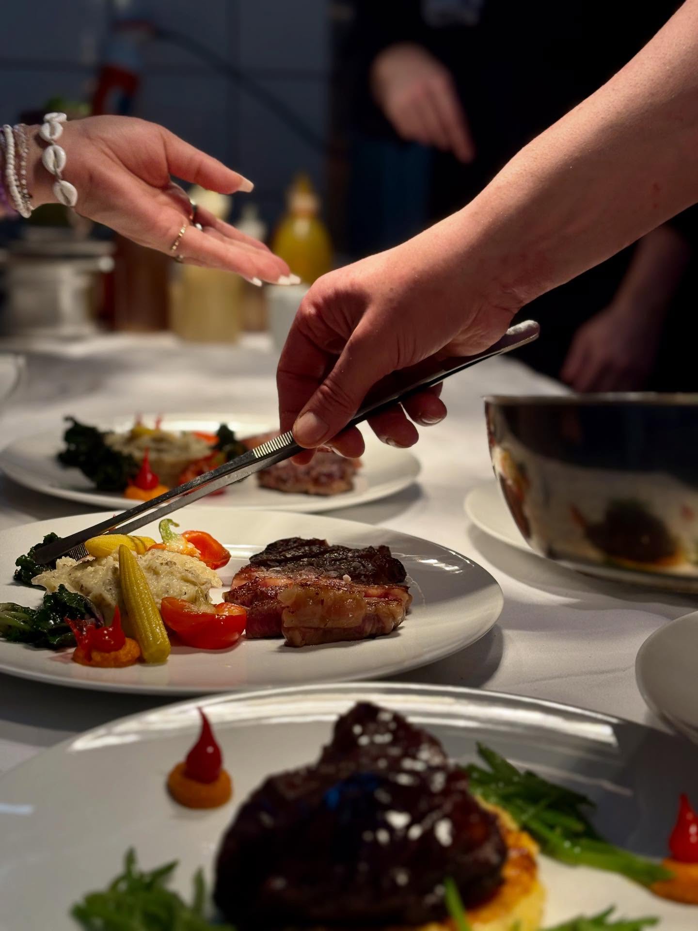 Weihnachtsfeier im PIER 6 ✨
unvergessliche Abende, leckeres Essen & eine stimmungsvolle Atmosphäre. - Direkt mit Blick auf den Neuen Hafen.
Ein kleiner Ausschnitt der Gerichte, die wir heute unseren Gästen servieren durften
- Barbarie Entenbrust im Sesam-Honig-Mantel, dazu Rotkohl & Cassisjus Klöße
- Filet vom Limandes mit Nordsee - Krabben dazu Drillinge, Zitronen - Kapern Butter & ein kleiner Salat
#pier6 #bremehaven #weihnachtsfeier