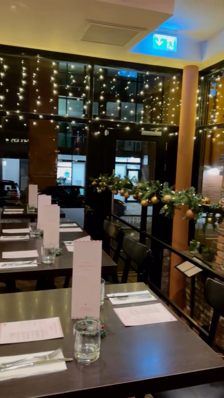 Soft lights, festive details and that familiar feeling of being right where you belong. That’s our Christmas story. ❤️🎄
What’s yours? Share it with us ✨
#ninellosliverpool #thingstodoinliverpool #christmasseason #christmasdinner #liverpoolcitycentre