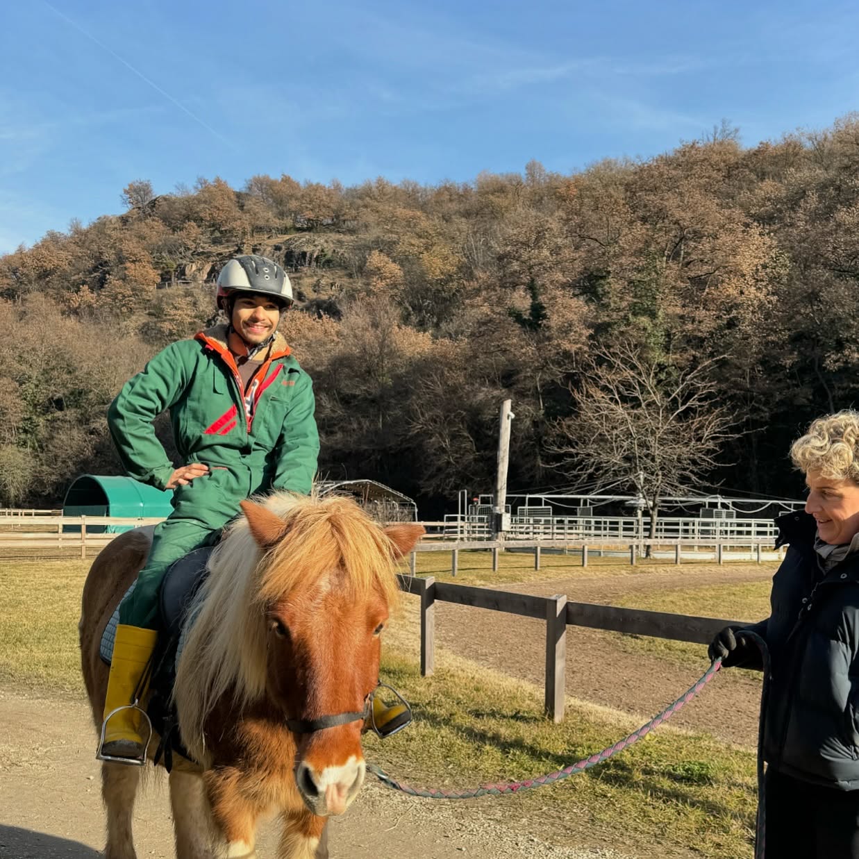 Nelle ultime due settimane abbiamo avuto il grande piacere di accogliere Felix – uno studente dell’Istituto Tecnico Agrario di Ora – per il suo tirocinio qui all’Alps Coliseum.
Felix è autistico – ed è una persona straordinaria. La sua sensibilità, la sua calma e il suo modo intuitivo di connettersi con i nostri cavalli ci hanno toccati ogni giorno.
Con quanta dedizione e cuore ha lavorato in scuderia ci ricorda una cosa importante:
Il cuore dell’Alps Coliseum sono le persone che qui possono crescere – ognuna a modo proprio.
Oggi, come piccolo gesto finale, gli abbiamo regalato un giro a cavallo.
Il suo sorriso è stato il momento più bello di queste due settimane. In den letzten zwei Wochen hatten wir das große Glück, Felix – einen Schüler der Oberschule für Landwirtschaft in Auer – bei seinem Praktikum im Alps Coliseum zu begleiten.
Felix ist Autist – und ein außergewöhnlicher Mensch. Seine Sensibilität, seine Ruhe und seine intuitive Verbindung zu unseren Pferden haben uns jeden Tag berührt.
Mit wie viel Herz und Hingabe er im Stall gearbeitet hat, zeigt uns wieder einmal:
Das Herz des Alps Coliseum sind die Menschen, die hier wachsen dürfen – jeder auf seine ganz besondere Art.
Heute haben wir ihm zum Abschluss eine kleine Freude gemacht und ihn eine Runde reiten lassen.
Sein Lächeln war für uns der schönste Moment dieser zwei Wochen.
#alpscoliseum #reitstall #reitsport #pferdeliebe #pferdemensch #praktikum #landwirtschaft #oberschuleauer #istitutoagrario #inclusion #inklusion