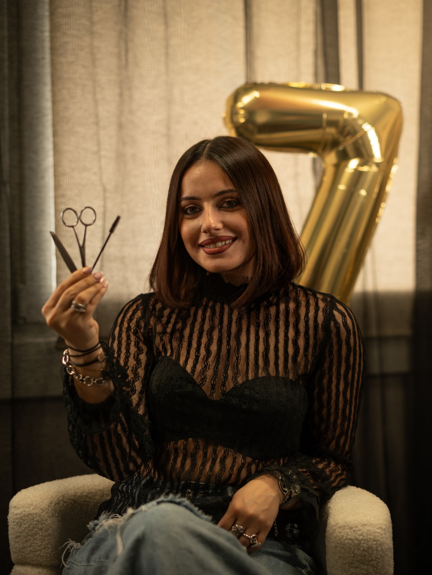 7 ans.
7 ans que M Beauty Secret existe
Et derrière ce nom, il y a bien plus qu’un institut,
Il y a une fille de 21 ans qui a décidé d’y croire sans filet.
Il y a des nuits à douter, des journées à tout porter seule, des choix faits avec le ventre plus qu’avec la sécurité.
Il y a eu des moments de fierté, mais aussi beaucoup de remises en question, des peurs, des sacrifices que personne ne voit.
MBS, je ne l’ai pas construit dans le confort.
Je l’ai construit avec de la persévérance, de l’exigence, et une volonté très claire : proposer quelque chose de sincère, de qualitatif, de respectueux pour mes clientes comme pour moi.
Ces 7 années m’ont appris une chose essentielle :
on ne tient pas dans le temps en trichant avec qui l’on est.
J’ai appris à me relever, à dire non, à faire évoluer le projet sans perdre son âme.
Aujourd’hui, MBS a 7 ans.
Et ce n’est pas une ligne d’arrivée, c’est un cap.
Un cap plus aligné, plus affirmé, plus mature.
Merci à celles qui me font confiance depuis le début.
Merci à celles qui sont arrivées en cours de route.
Merci à celles qui comprennent que derrière chaque détail, chaque prestation, chaque choix, il y a du travail, de la réflexion et beaucoup de cœur.
M Beauty Secret.... 7 ans.
Construit avec le cœur, tenue avec la tête ✨🖤
Merci @lil.photocece pour le shooting