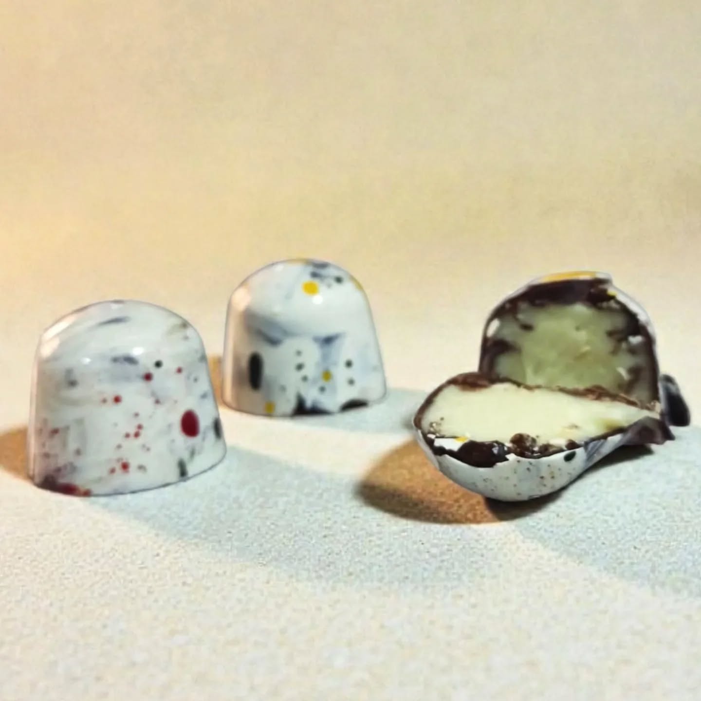 🍸✨ Rakı dolgulu beyaz çikolata şimdi hem hafta sonu eşçisi hem de yeni yıl sofralarının yıldızı!
Görüntüsüyle gözlere, rakı dokunuşuyla damaklara hitap eden bu lezzet bombası; Göbek raki ve Callebaut Belçika beyaz çikolatası ile tamamen premium bir deneyim sunuyor.
🎁 Yeni yıl hediyelerine, özel sofralara, kendini şımartmalara birebir.
.
.
.
.
.
.
#Rakılıçikolata #beyazçikolata #premiumhediye #yılbaşısofraları #butikçikolata #elyapımıtatlılar #callebaut