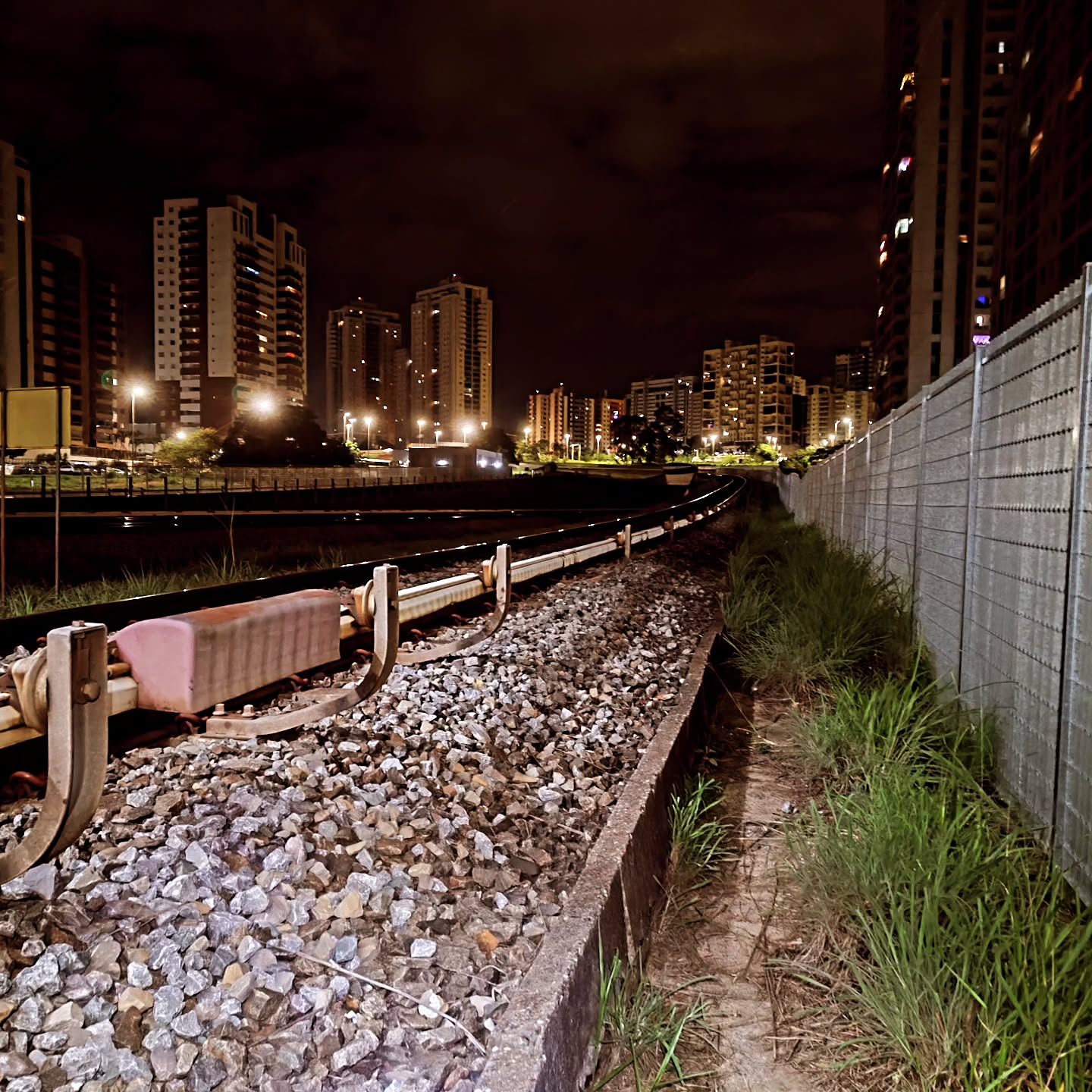 Hoje a vistoria virou a noite!
.
As infiltrações são ocorrências frequentes nas edificações e, muitas vezes, se manifestam longe do ponto real de origem, o que dificulta o diagnóstico apenas pela observação dos danos aparentes. Por isso, a identificação correta da causa exige avaliação técnica e conhecimento específico dos sistemas construtivos. A atuação de um profissional especializado é fundamental para localizar a origem do problema com precisão e definir a solução adequada, evitando intervenções desnecessárias.
.
Está com uma infiltração difícil? Entre em contato conosco!