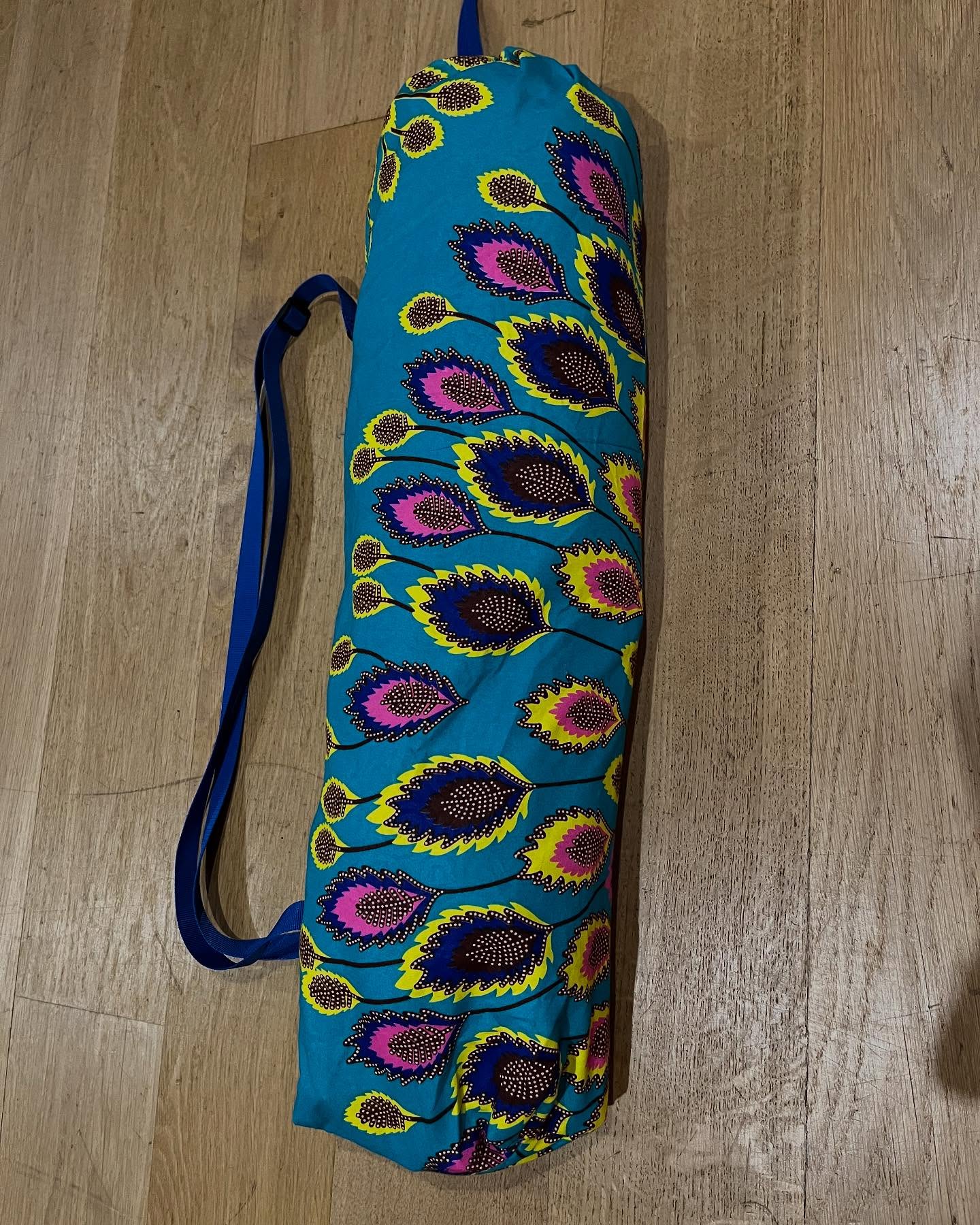 voilà la nouvelle collection des sacs de tapis, de yoga, que j'ai créé pour mes élèves… Et pour vous…
Ils sont fabriqués à Paris par moi-même, et en collaboration une amie Artiste, avec des tissus d'origine africaine en Wax colorés!
le prix est de 25 € par sac avec des sangles réglables et ajustables.
A Venir récupérer chez moi à Paris XVIIe
ou posdibllite de livraison dans Paris +5€
, ou envoyer par la poste où vous le souhaitez plus frais de port.
#yogamatı #tapisdeyogafrançais #sacdetapisdeyoga #madeinfrance✂️🇫🇷 #homemadefoodswithlove❤️ #yogakundalini #yogateacherlife #professeurdeyoga