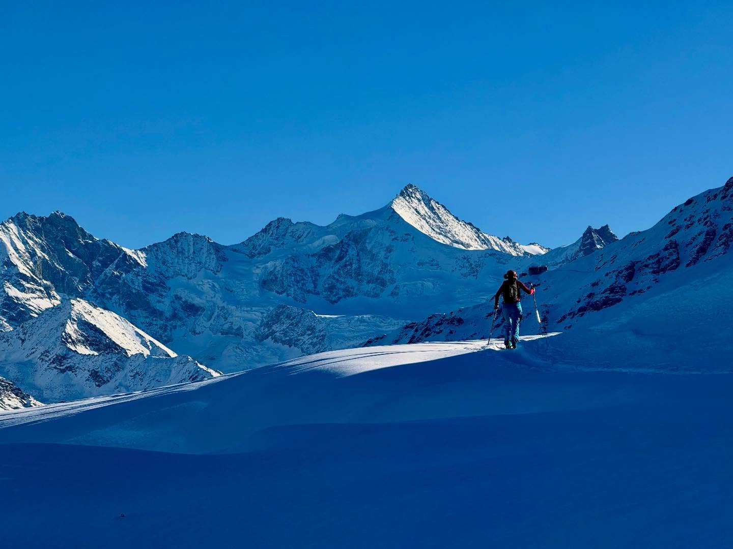 @em_a_chew sniffing out the powder. Conditions are looking ⭐️⭐️⭐️⭐️⭐️ @grimentz.zinal for the festive season!
-
@valdanniviers #christmasiscoming🎄🎁⛄🎅❄️ #festiveskiing #skiswitzerland🇨🇭