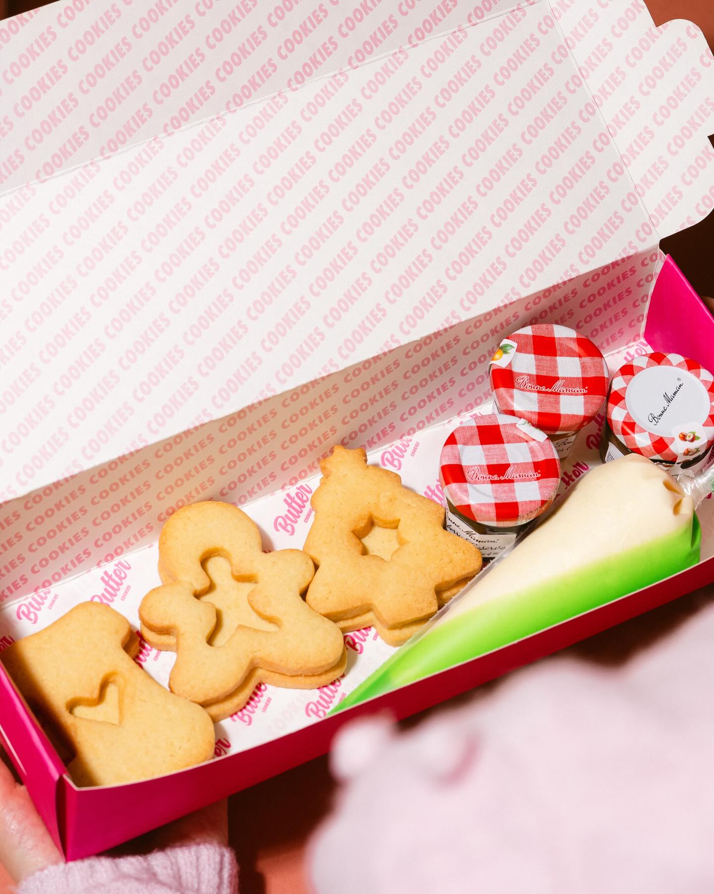 Looking for the perfect recipe for a cosy Christmas afternoon? Gather your loved ones for our delightful DIY Cookie Box, dreamt up together with @butter_hk . Unleash your imagination and transform buttery vanilla cookies into delicious art 🎨 Become the artist with Bonne Maman jams and vanilla buttercream in hand 🧁 Start the squeeze, dollop and sprinkle now, available via the link in our bio or foodpanda 🛒
想要尋找一個溫馨的聖誕午後配方嗎?快與摯愛一起享受我們與 @butter_hk 聯手打造的 DIY 曲奇禮盒吧。釋放想像力的魔法,將香濃的雲呢拿曲奇變為美味的藝術品 🎨 化身創意藝術家,用 Bonne Maman 迷你果醬與雲呢拿牛油忌廉進行創作🧁 每一次擠壓、點綴與裝飾,都在譜寫一個美味的故事。立即透過主頁連結或 foodpanda 訂購 🛒
#BonneMaman #MiniJam #DeliciousMoment #Deliciousness