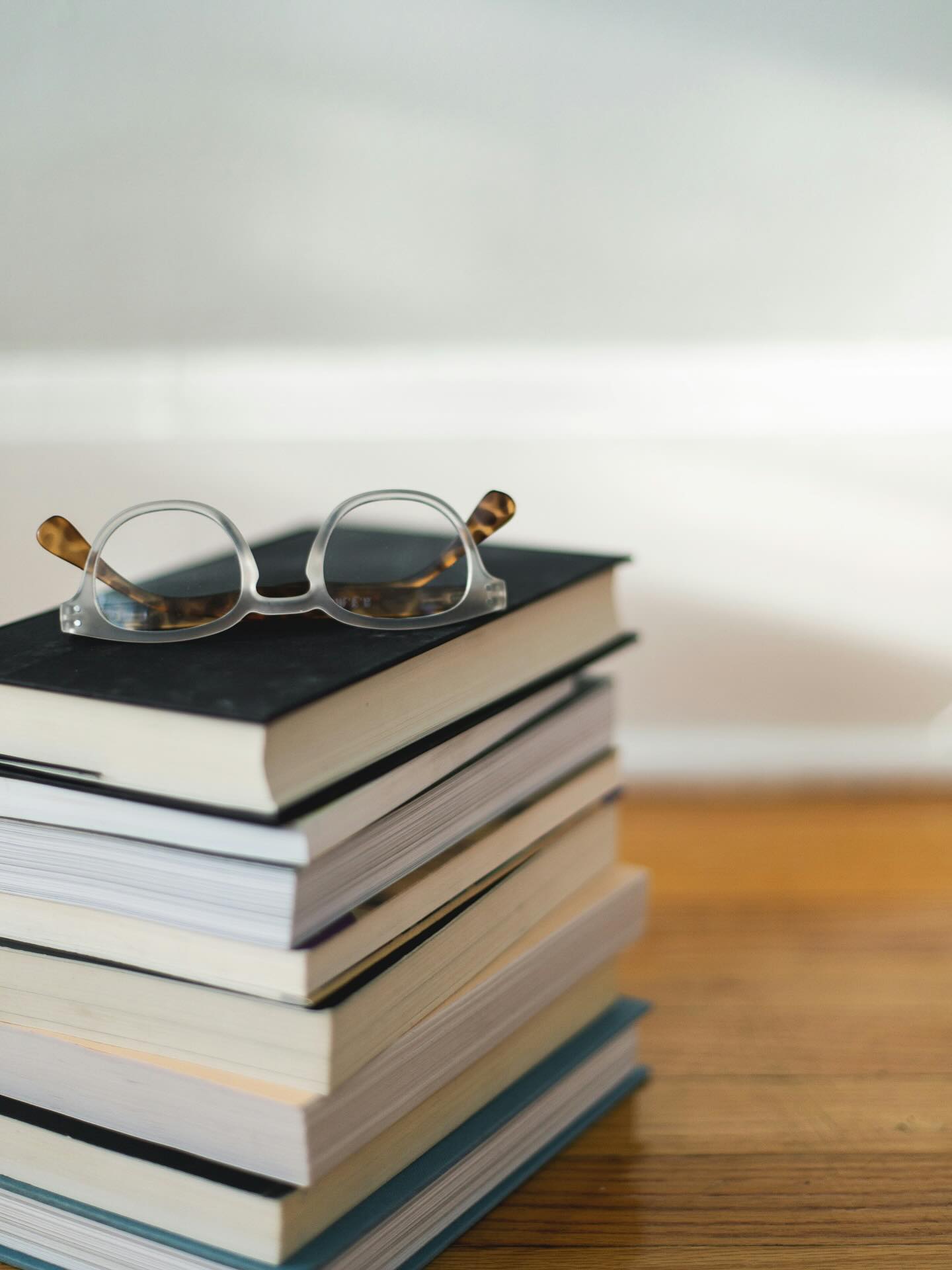 Before → After
These shelves held everything except a clear system.
So we did something simple:
kept only books, cleared the extras, wiped everything down, and grouped them in a way that actually makes sense for how this family reads and lives.
No styling tricks. No filler.
Just shelves that are easier to use, easier on the eyes, and finally feel intentional.