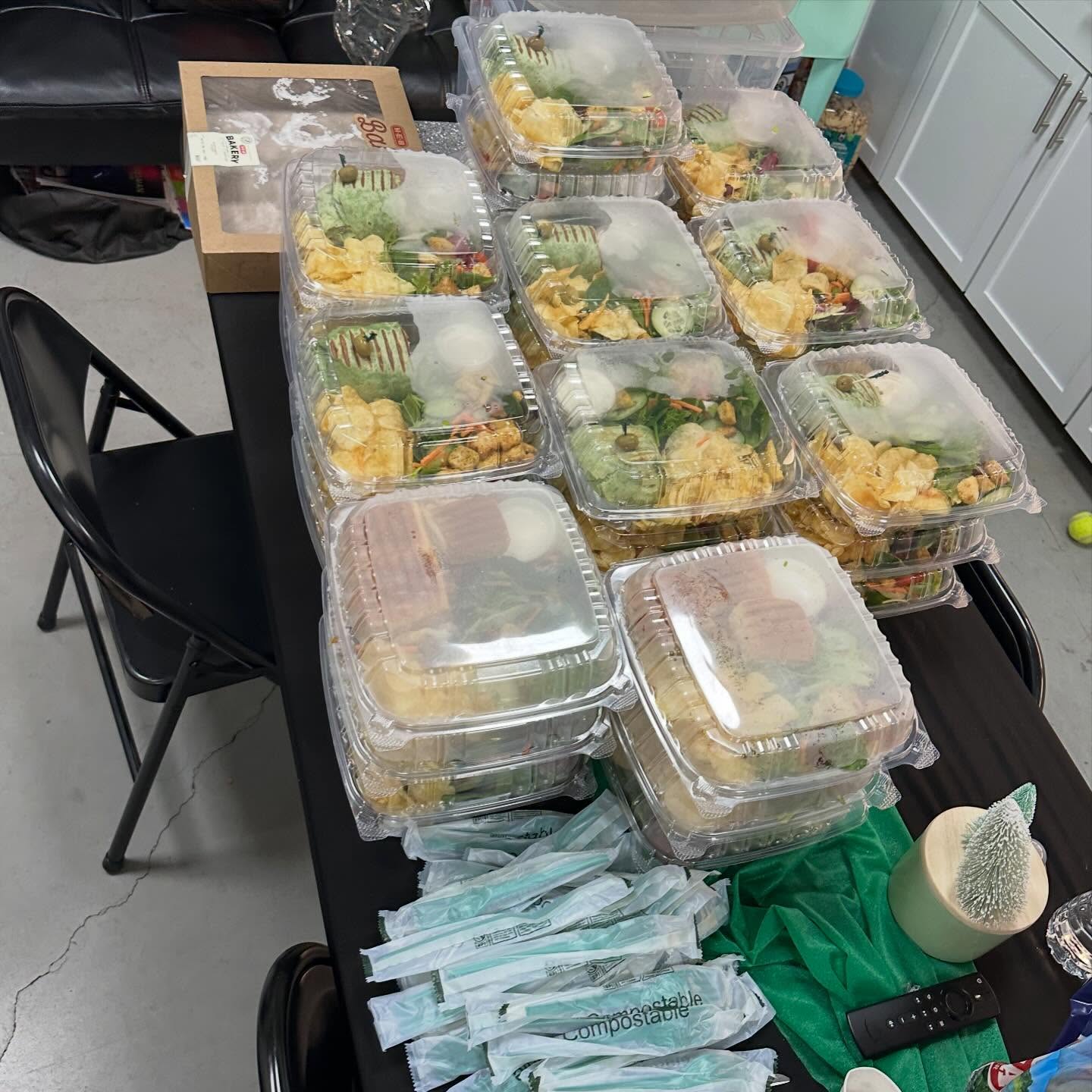 Thank you @muv678 for having us cater your staff during your Christmas Shows!!🥗💚👯♀️
#summerblends #summerblendscafe #catering