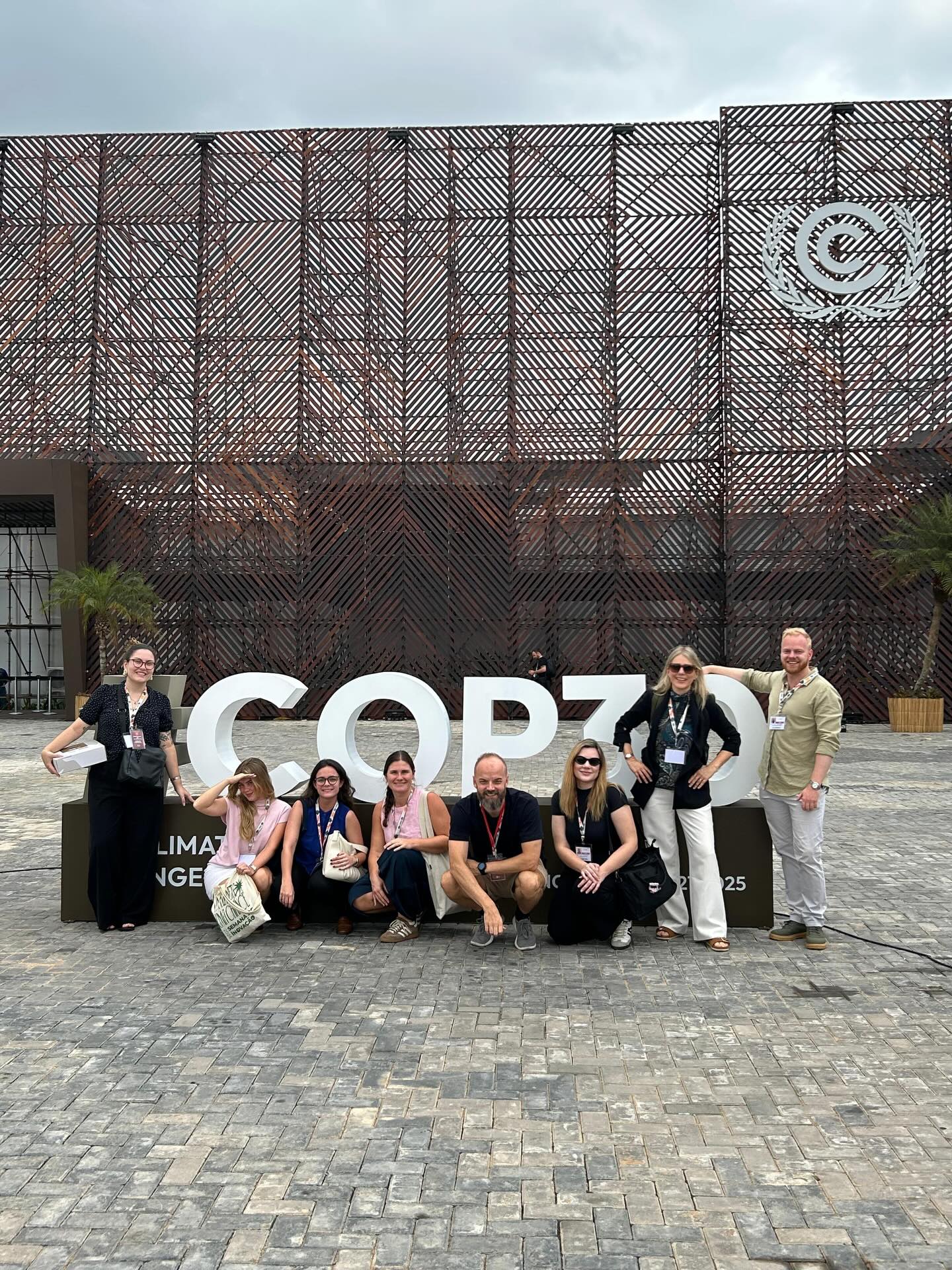 COP30 í Belém 🌍
COP30 er tann árligi klimatoppfundurin undir ST, har limalondini samráðast um avtalur og átøk í altjóða klimaarbeiðinum. Fundurin bleiv hildin í Belém í 2025, og í hesum sambandi slapp eg við sendistovuni til Belém.
Túrurin gav mær eitt innlit í, hvussu arbeiðið fram móti COP30 er skipað í praksis. Tað var serliga læruríkt at síggja, hvussu altjóða klimaarbeiði fer fram uttan fyri sjálvar samráðingarnar.
Fyri meg var tað ein stór uppliving at fáa høvi at vera við til eitt so stórt altjóða ST tiltak, sum eg altíð havi lisið um í tíðindunum.